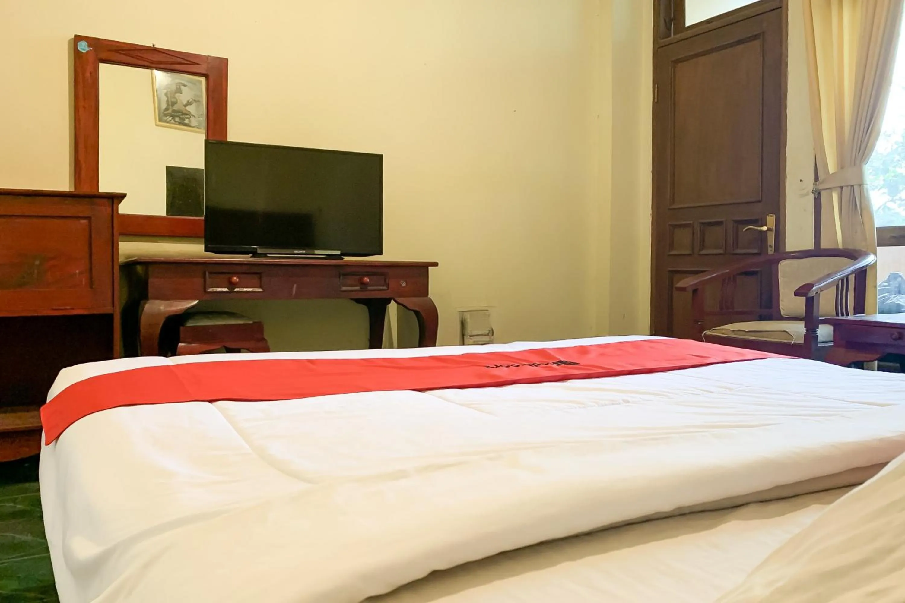 Bedroom, Bed in RedDoorz near RSUD R Syamsudin Sukabumi