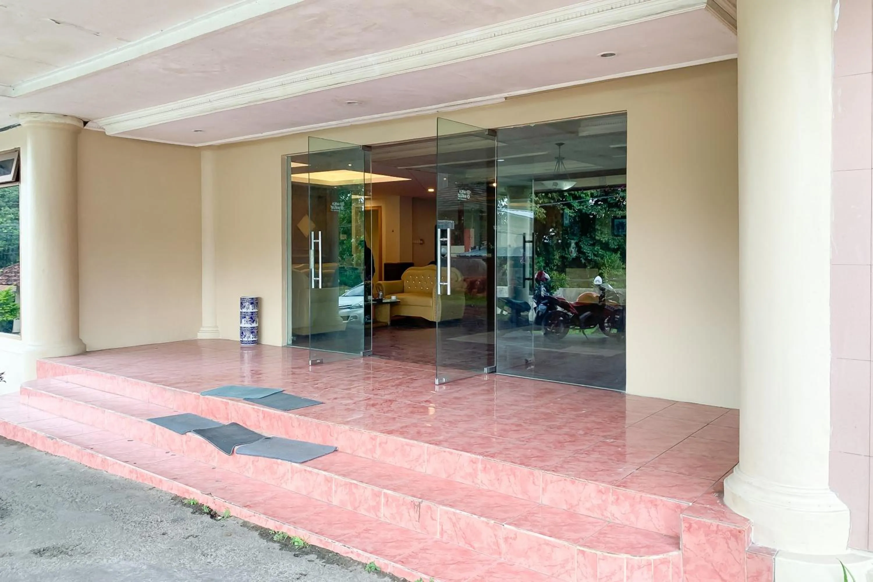 Facade/entrance in RedDoorz near RSUD R Syamsudin Sukabumi