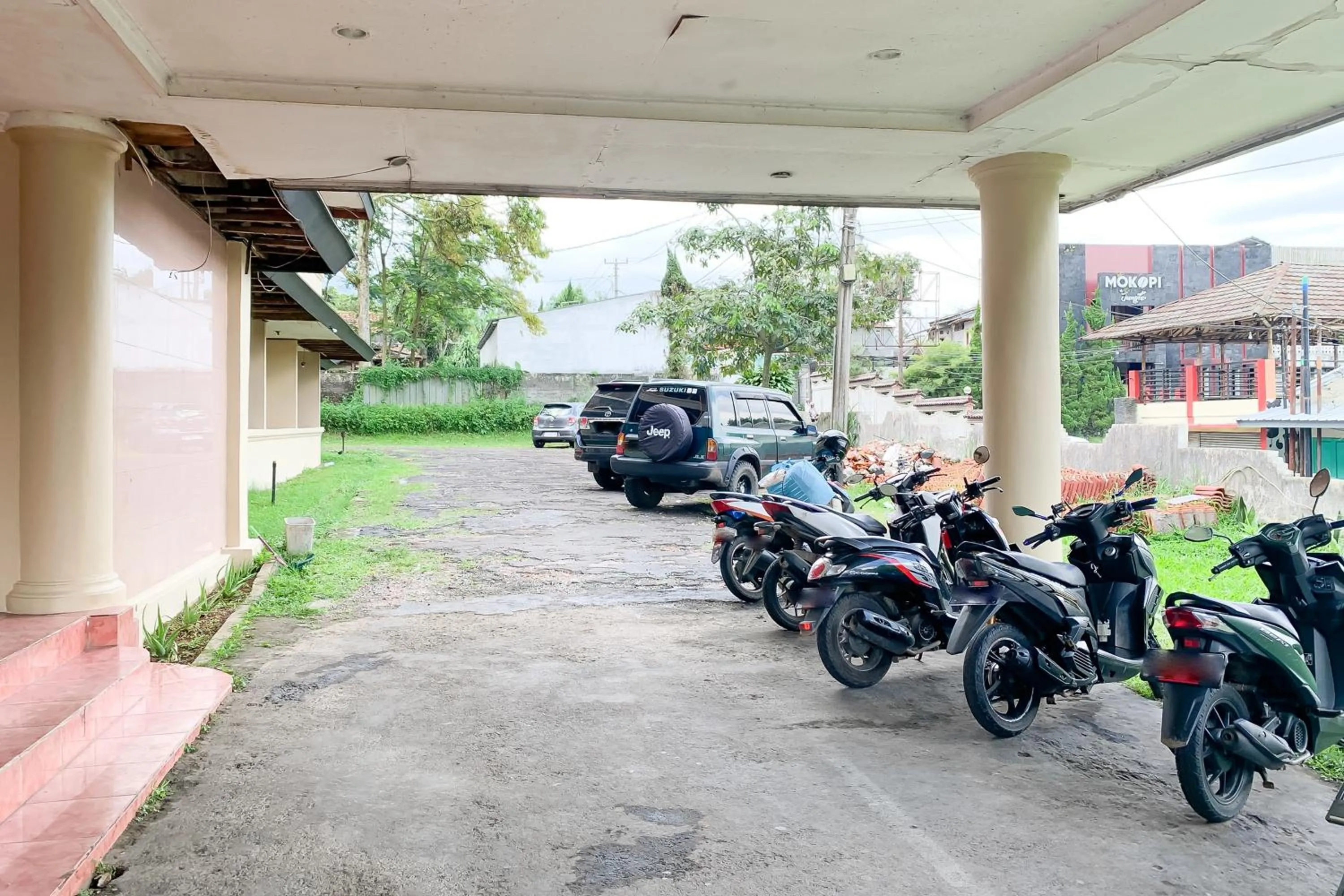 Parking in RedDoorz near RSUD R Syamsudin Sukabumi