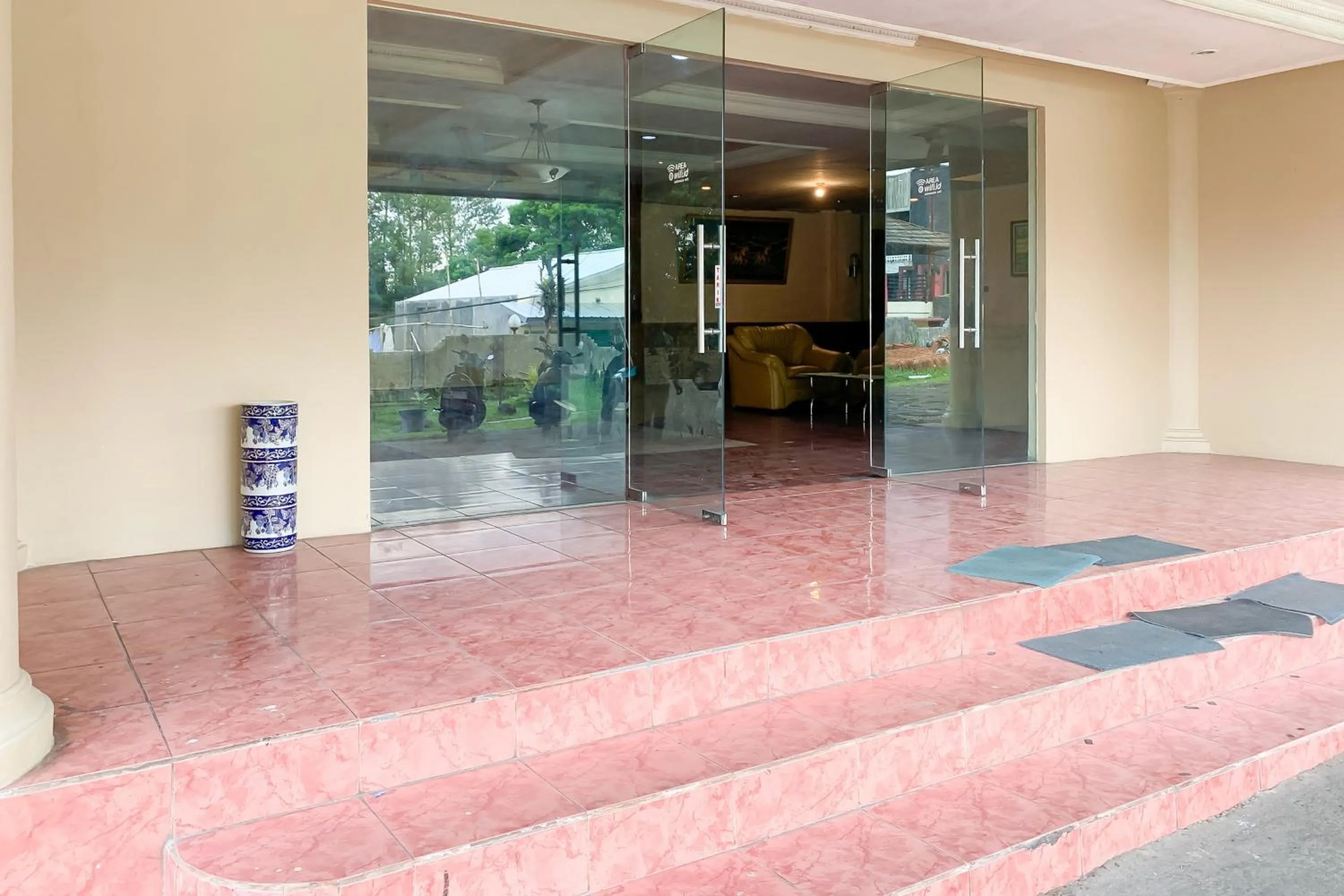 Facade/entrance in RedDoorz near RSUD R Syamsudin Sukabumi