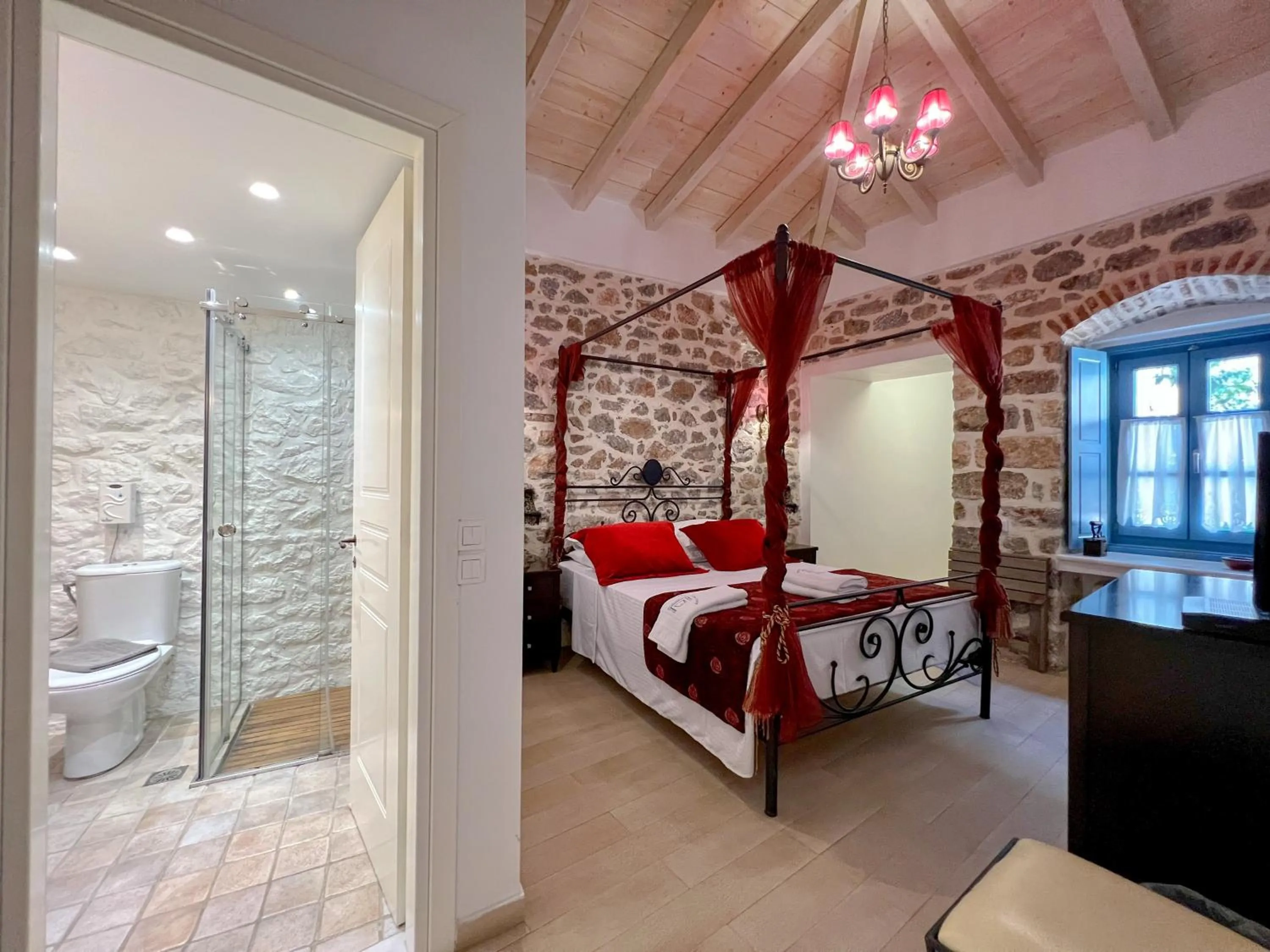 Bathroom, Bed in PortaDelMare deluxe suites