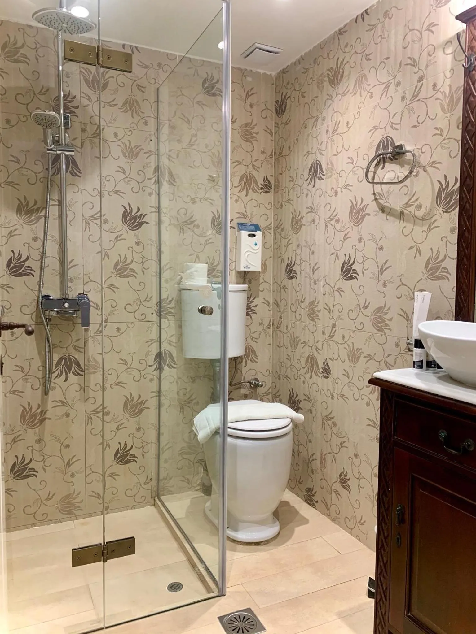 Shower in PortaDelMare deluxe suites