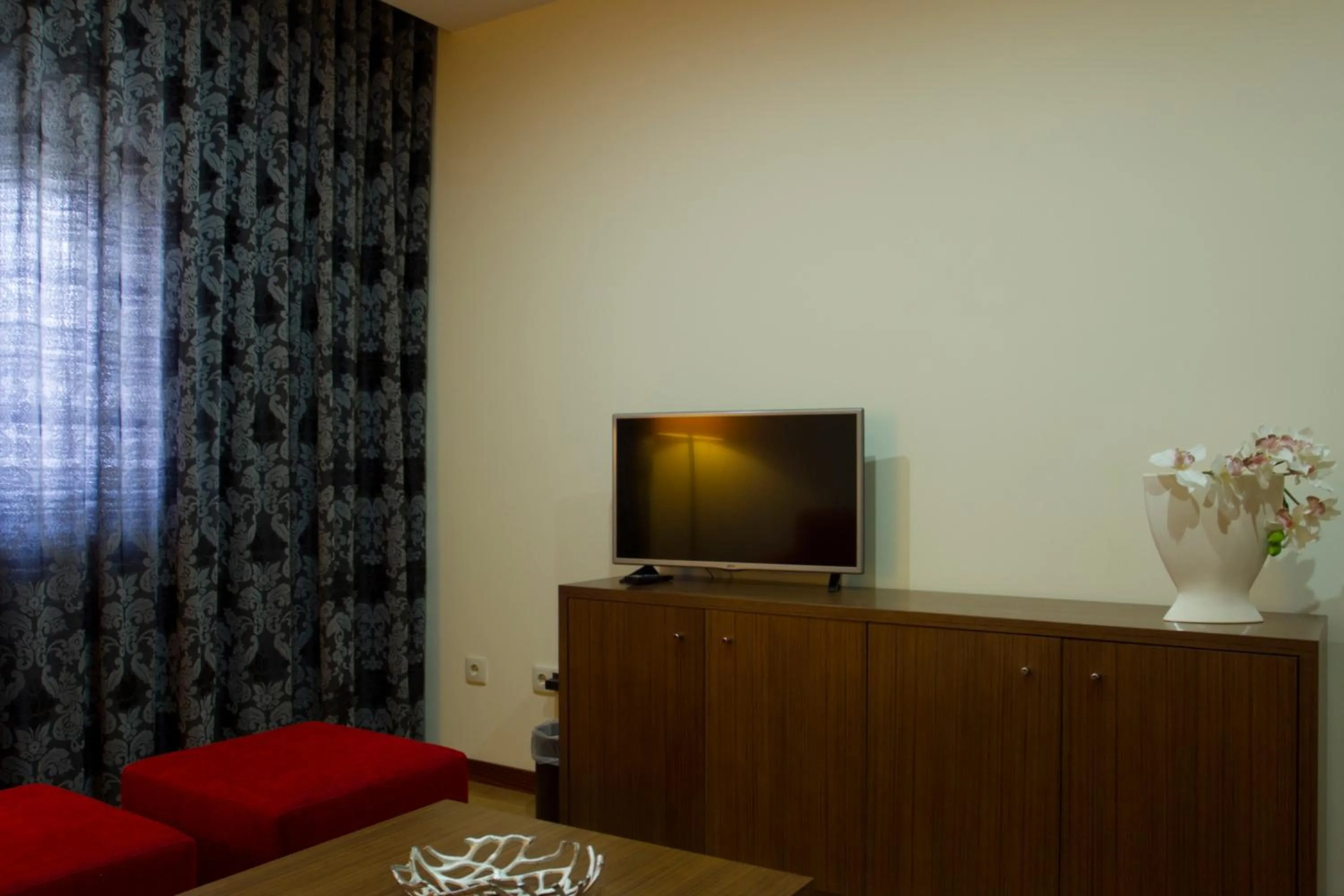 Living room, Bed in Hotel Aguiar da Pena