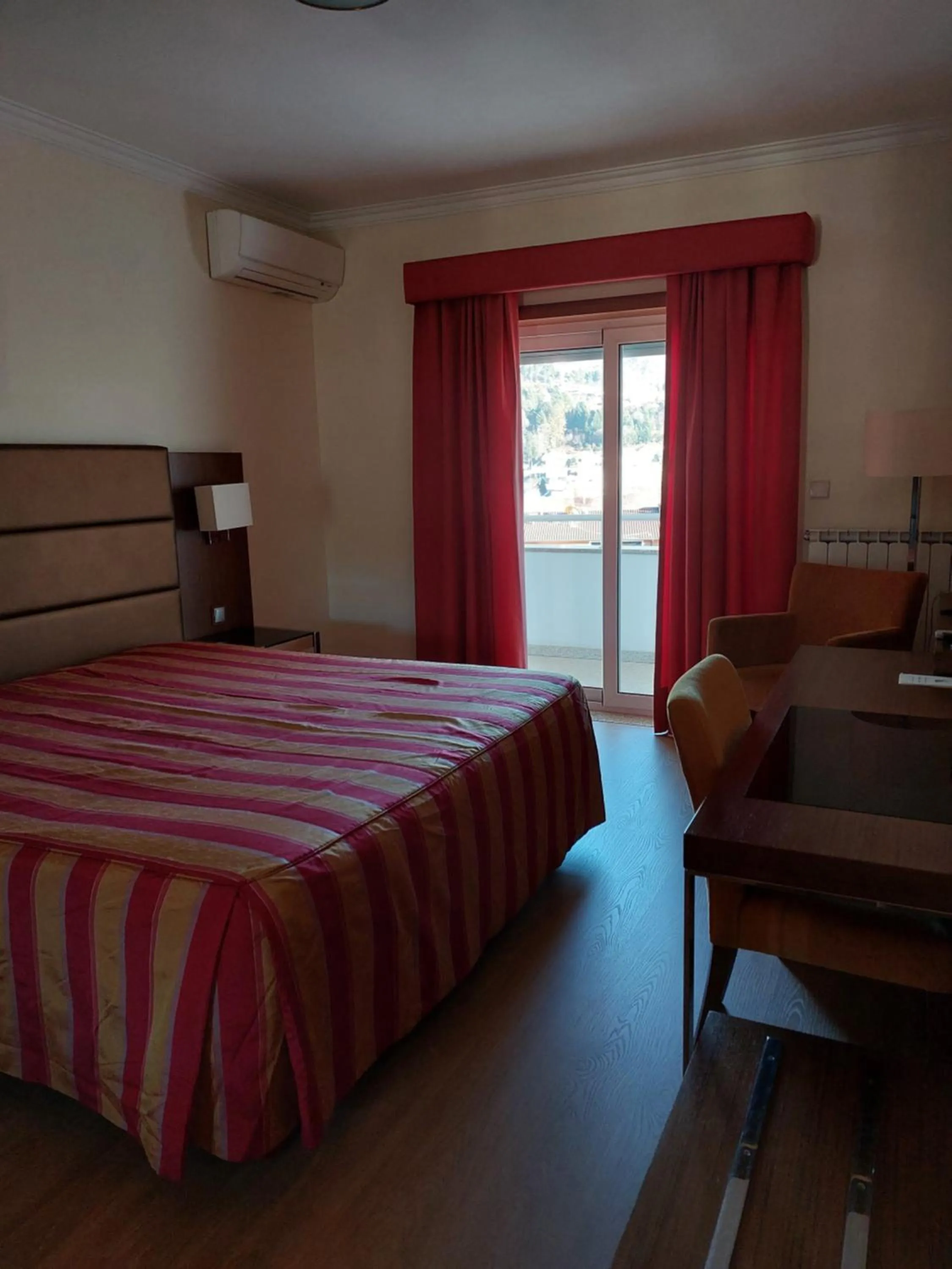 Photo of the whole room, Bed in Hotel Aguiar da Pena