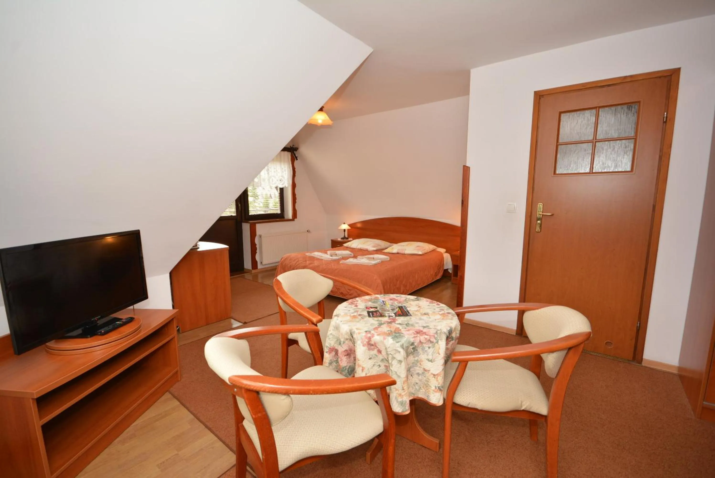 Photo of the whole room, Bed in Willa Kubik