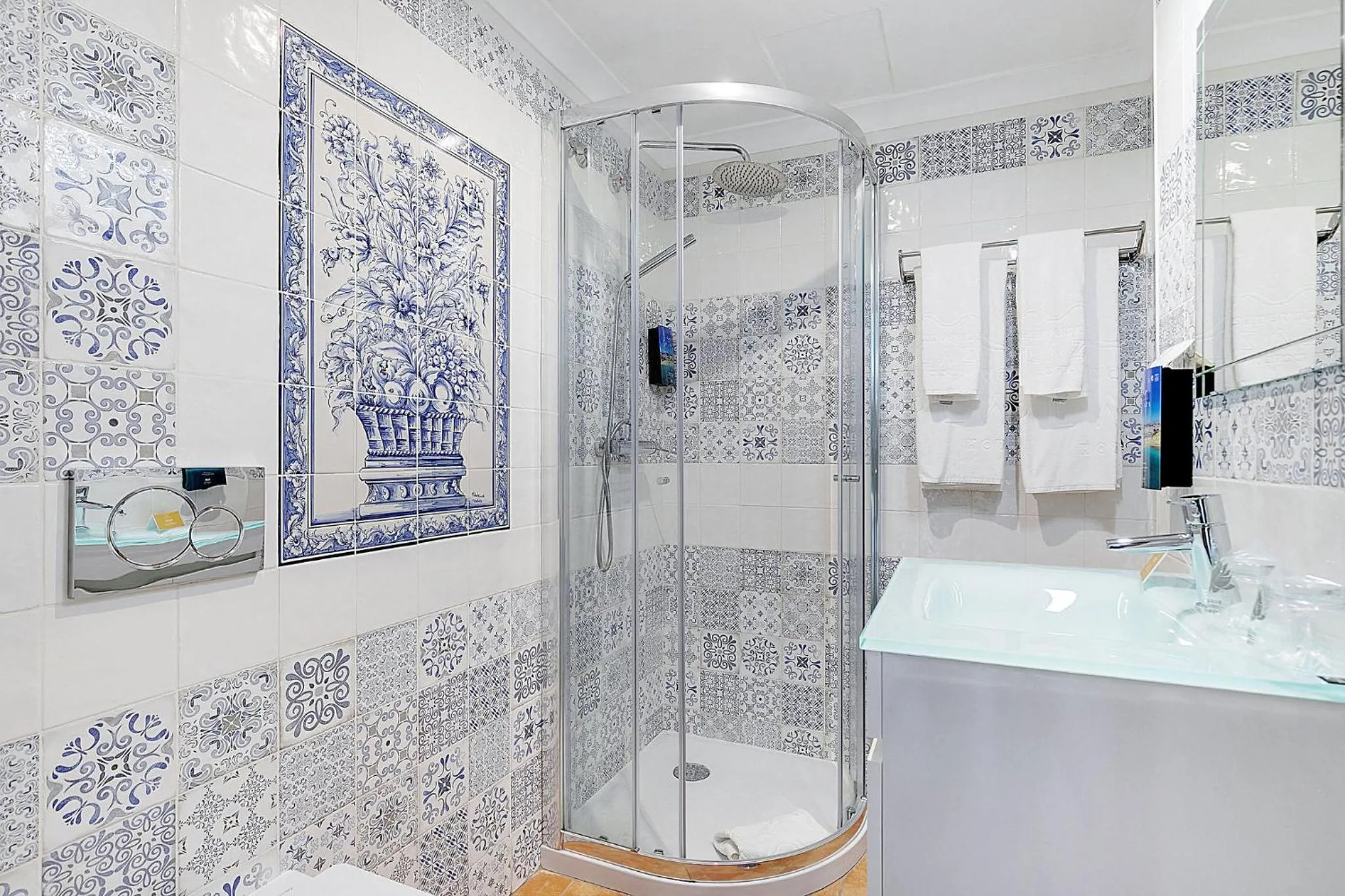 Shower in Hotel Carvoeiro Plaza