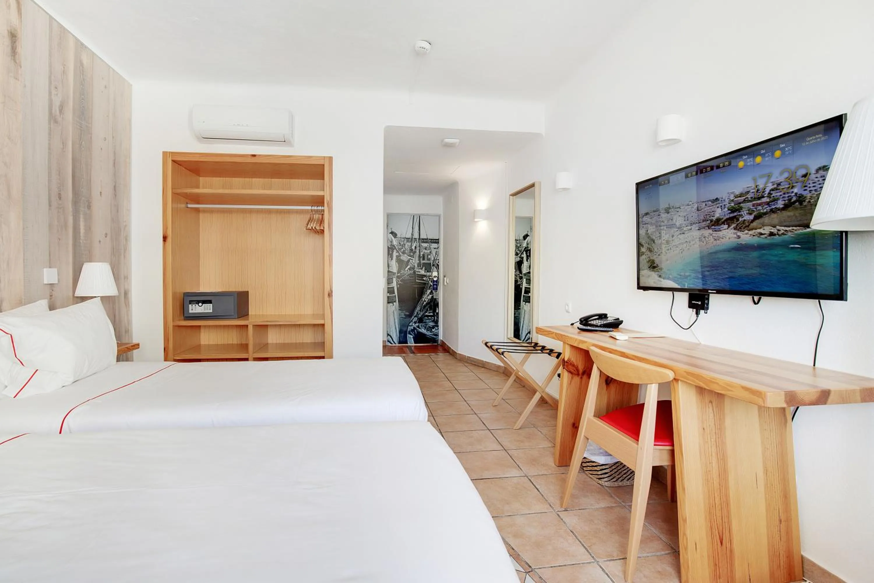 Bed in Hotel Carvoeiro Plaza