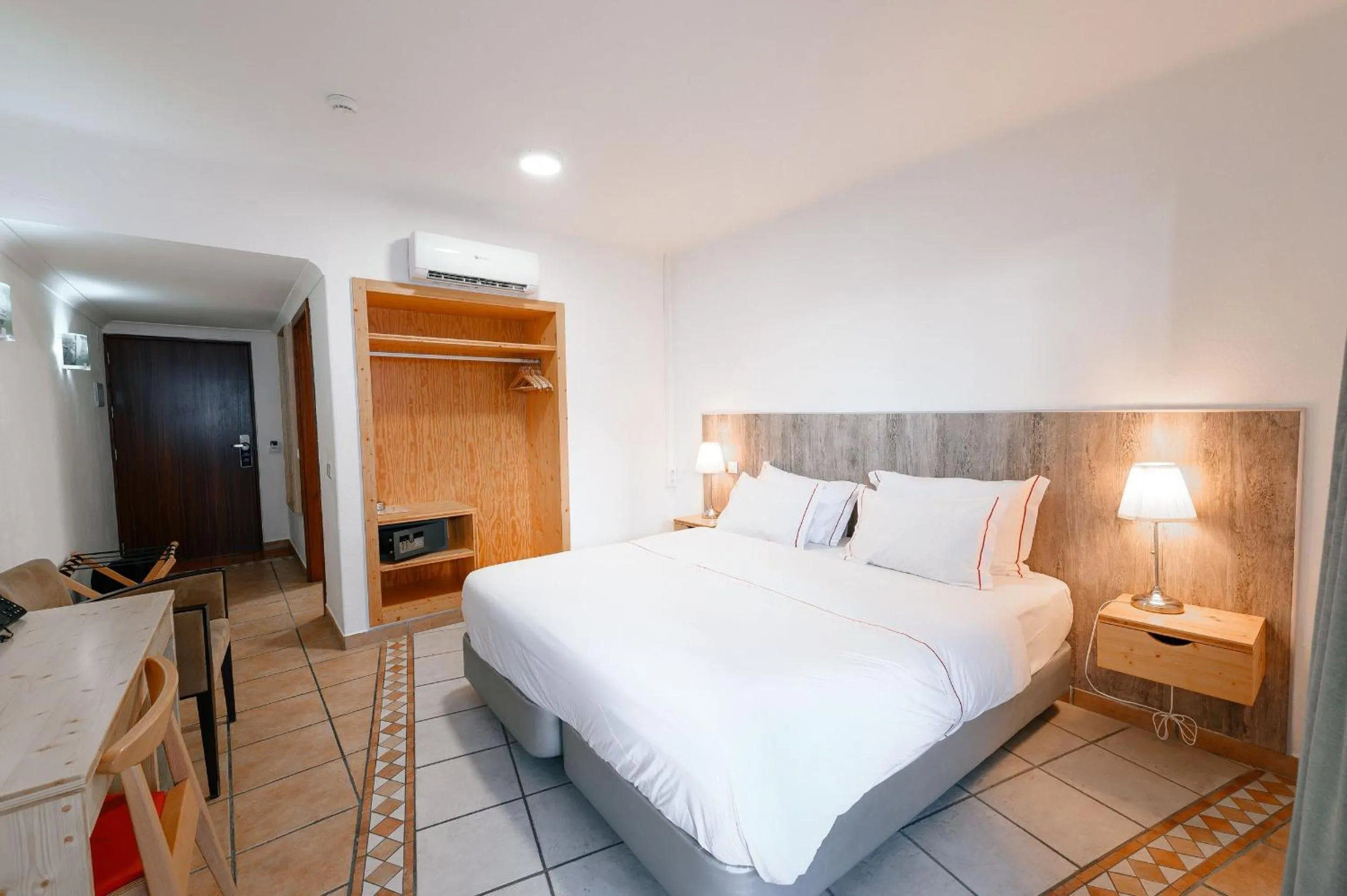 acessibility, Bed in Hotel Carvoeiro Plaza