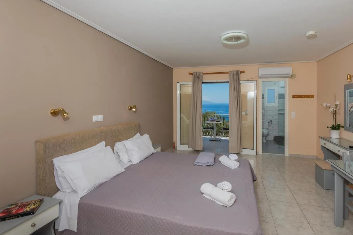 Photo of the whole room in eleni studios