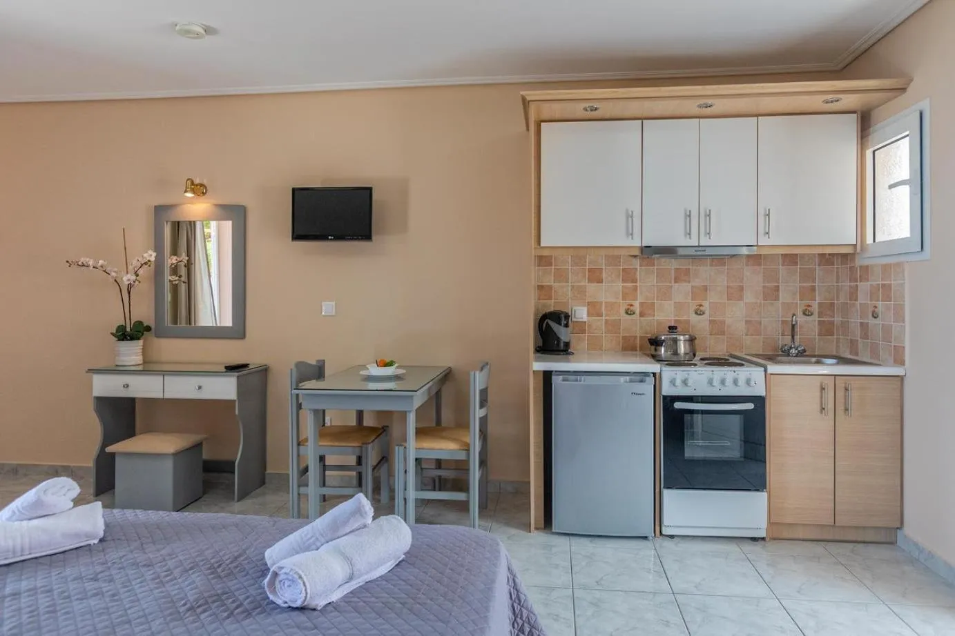 Kitchen or kitchenette in eleni studios