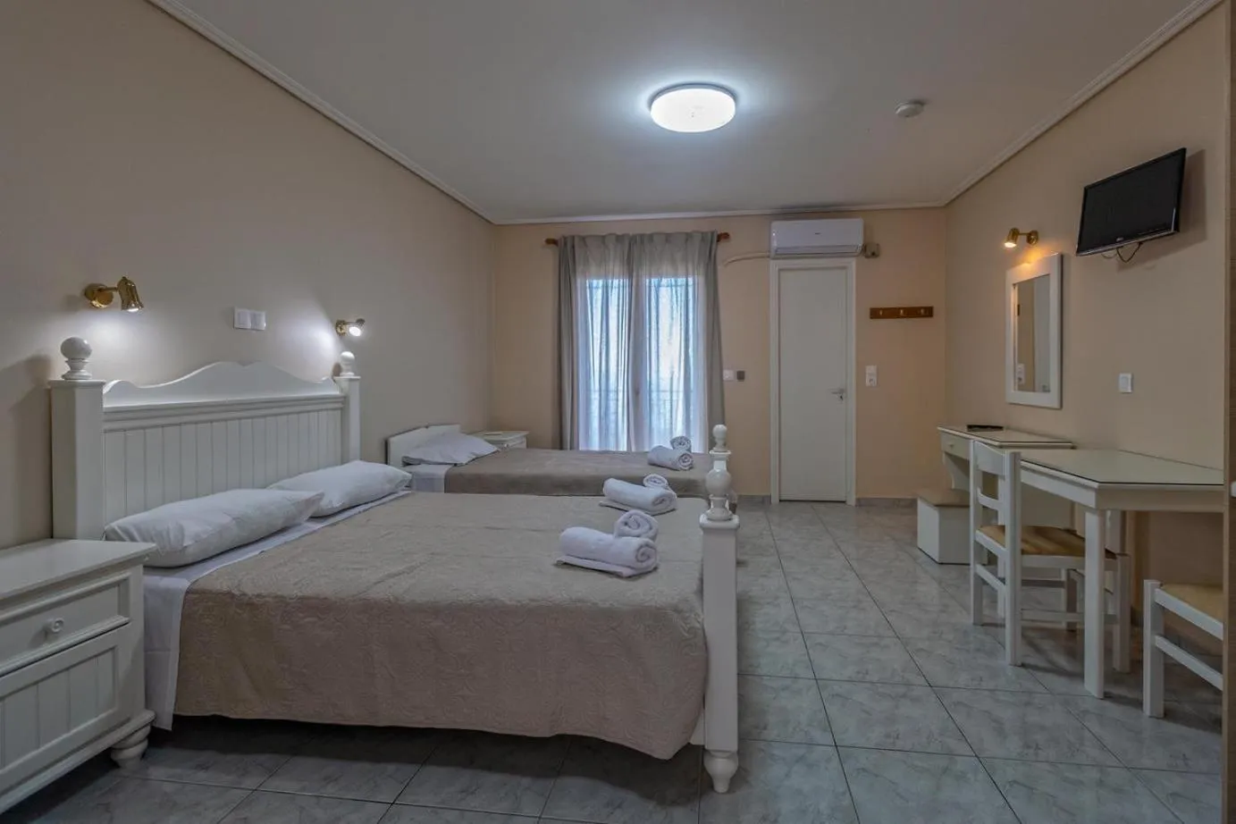 Photo of the whole room in eleni studios