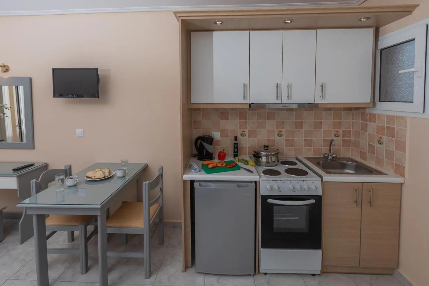 Kitchen or kitchenette in eleni studios