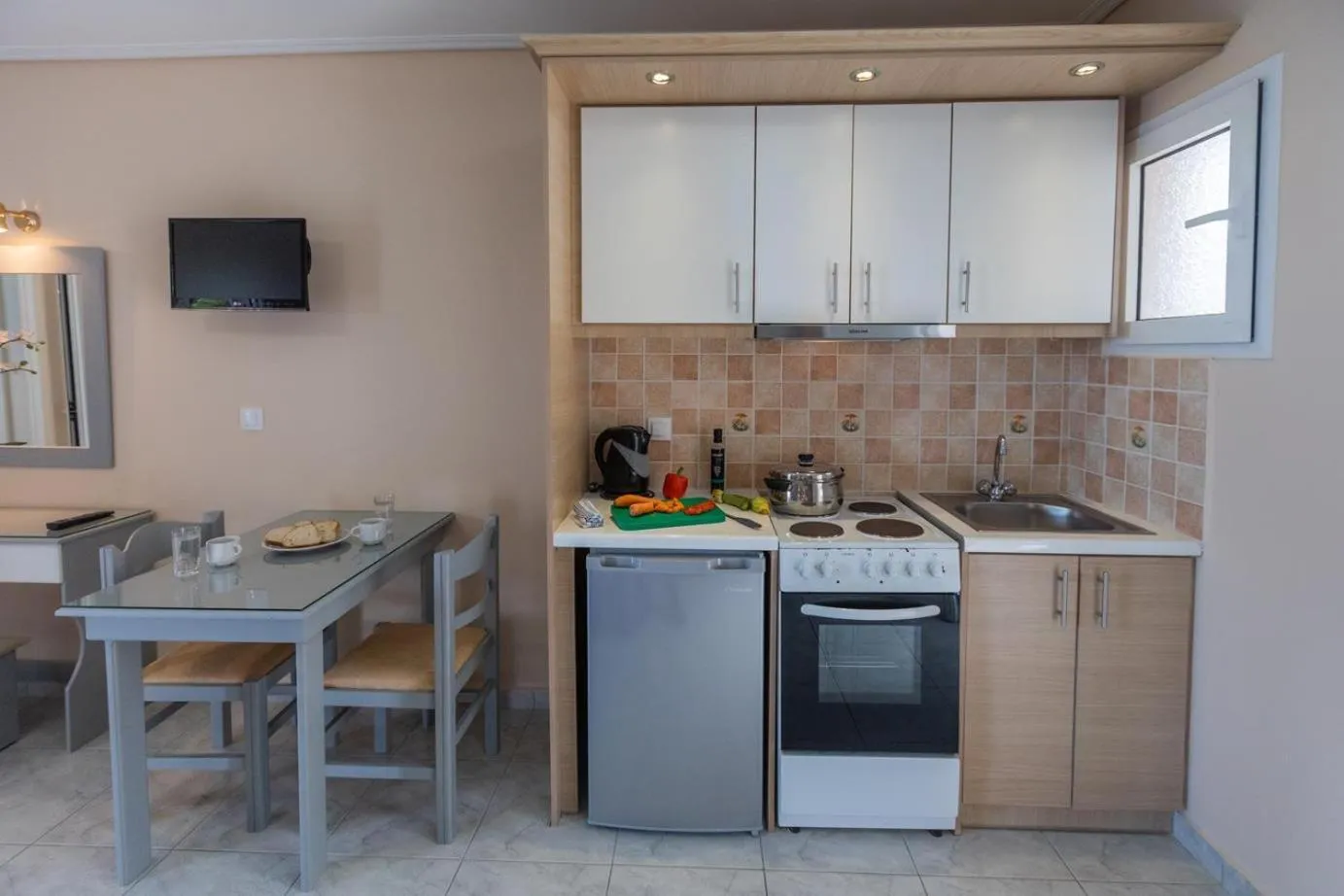 Kitchen or kitchenette in eleni studios