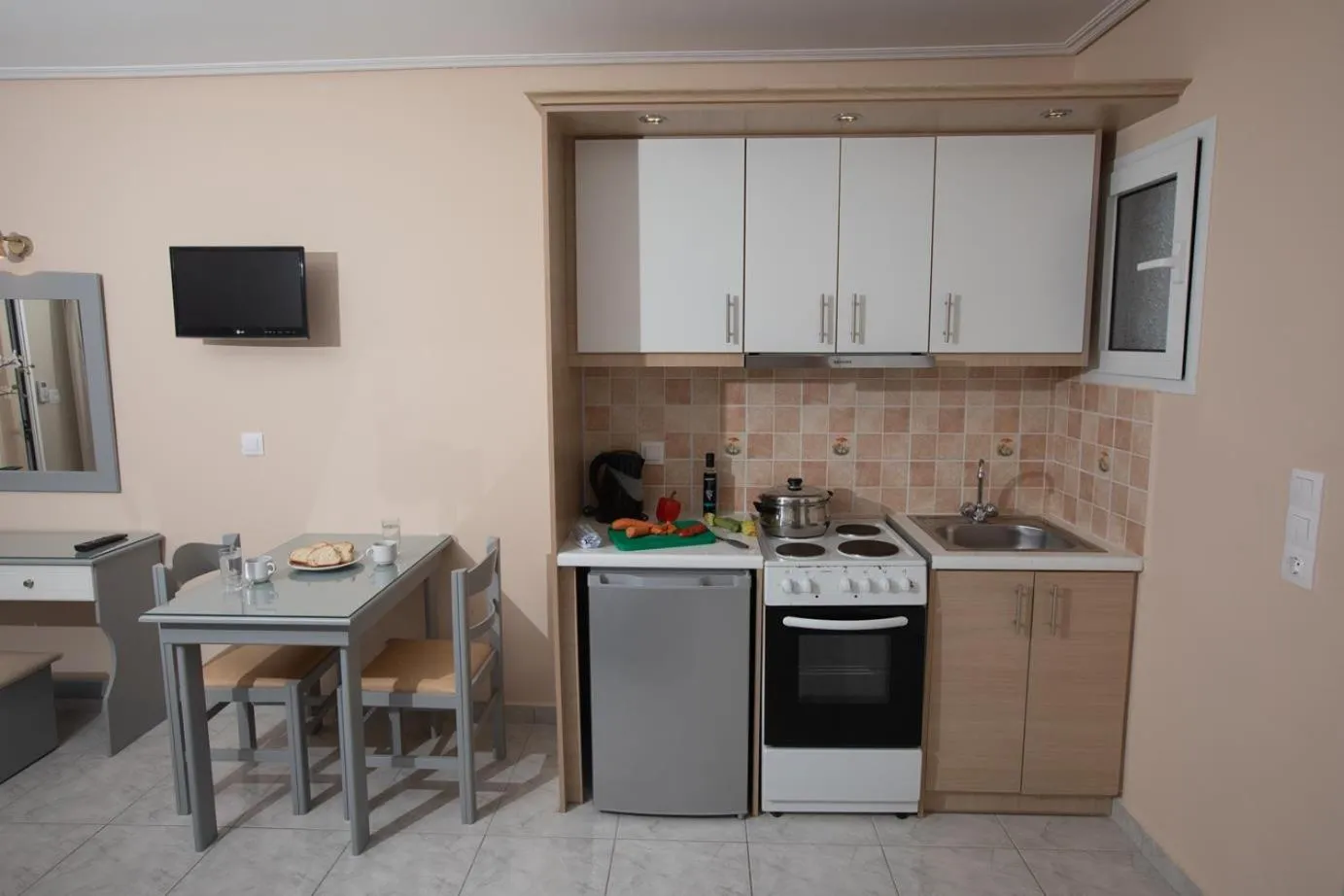 Kitchen or kitchenette in eleni studios