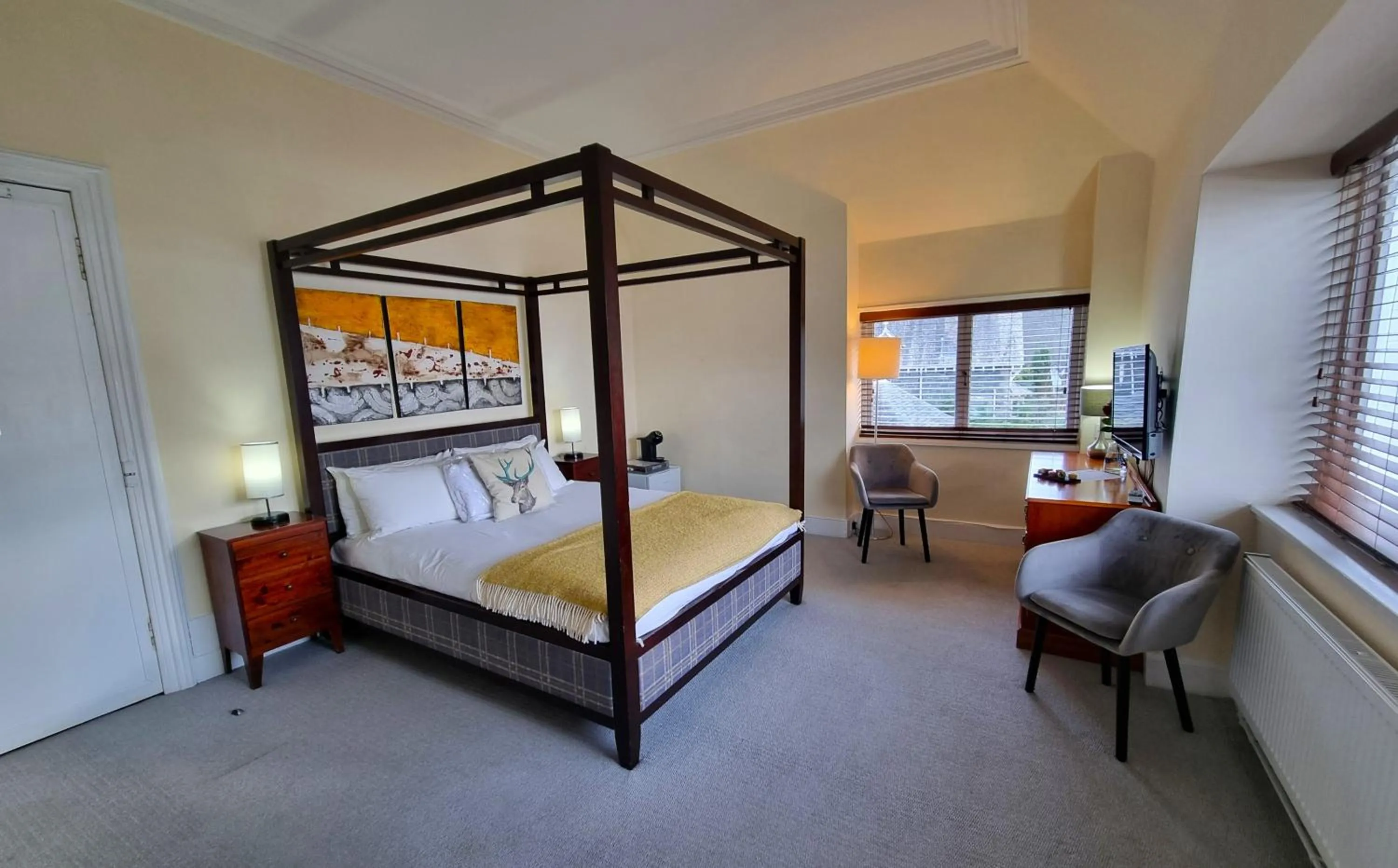 Bedroom, Bed in The Four Seasons Hotel