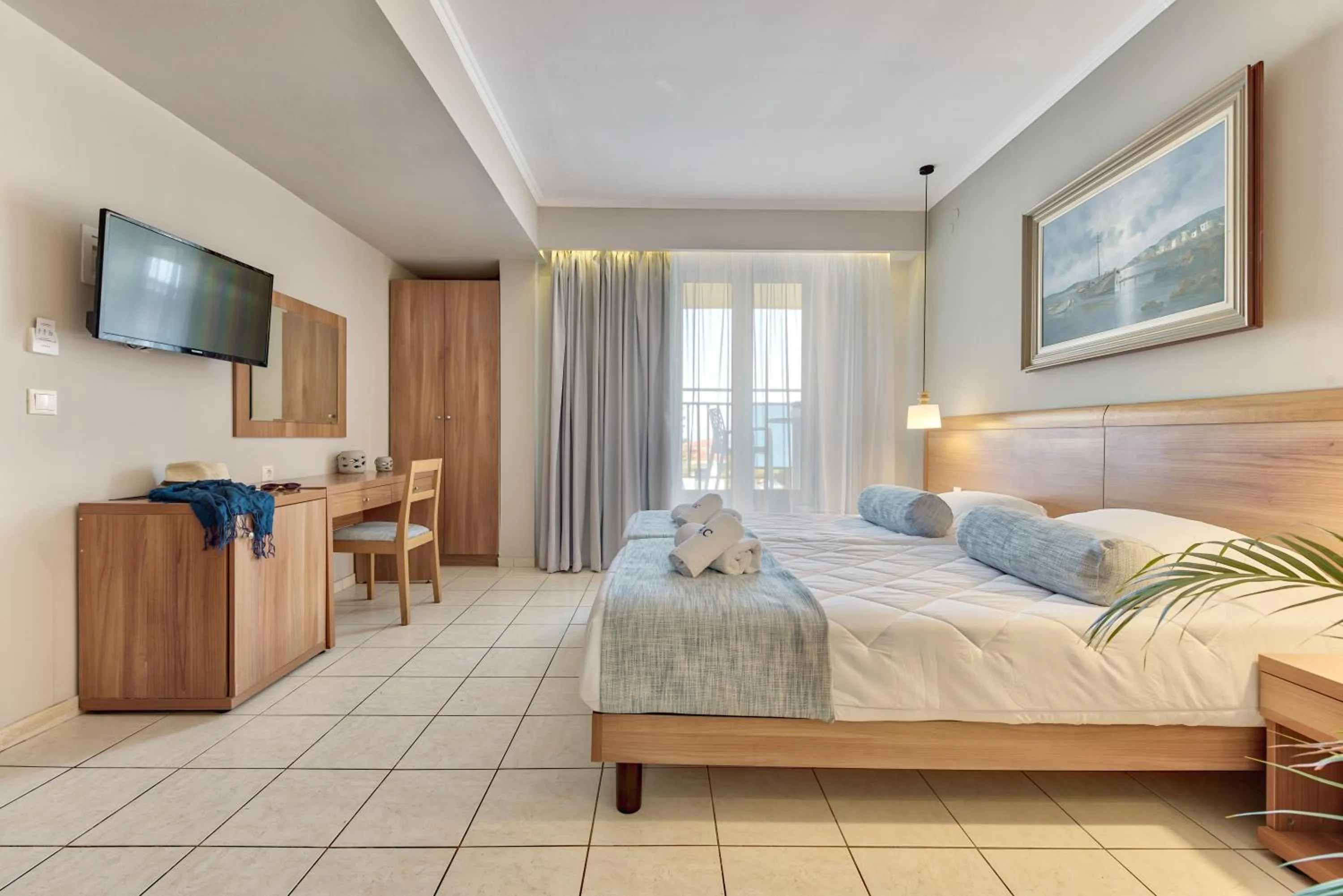 Photo of the whole room, Bed in Contessa Hotel