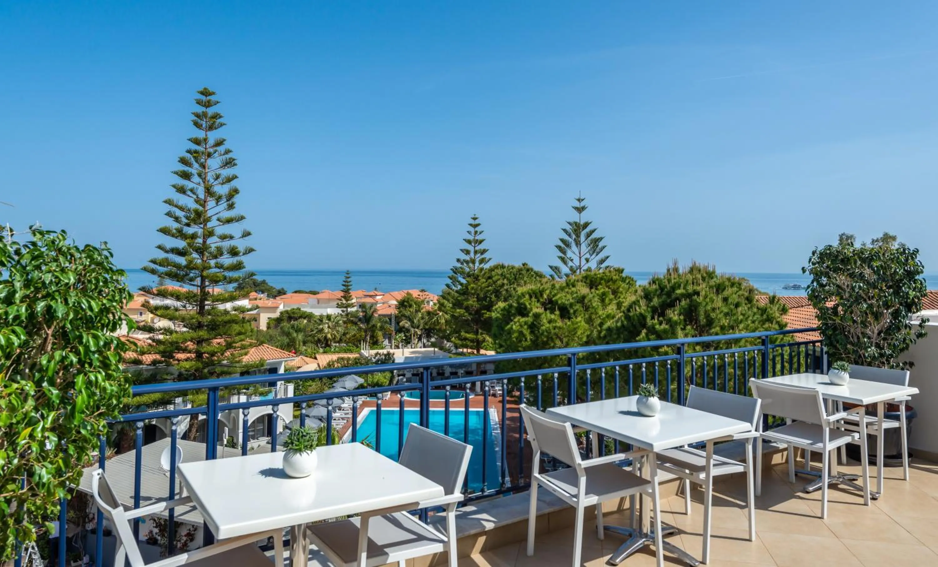 Restaurant/places to eat in Contessa Hotel