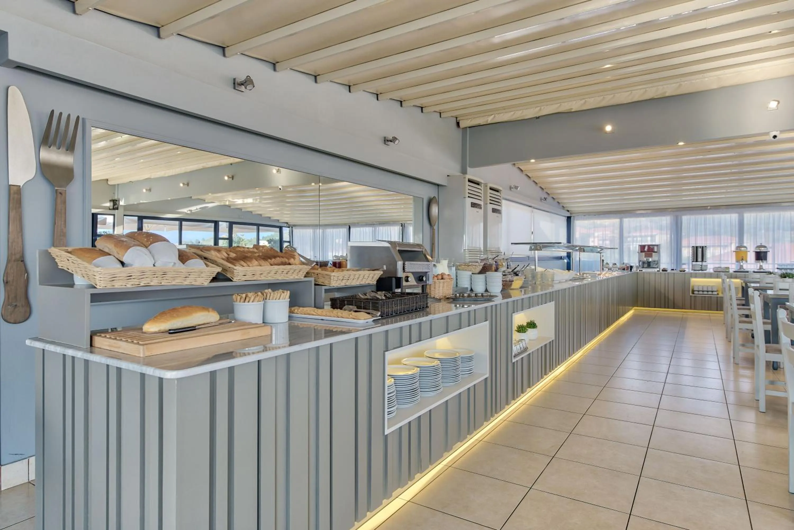 Restaurant/places to eat in Contessa Hotel