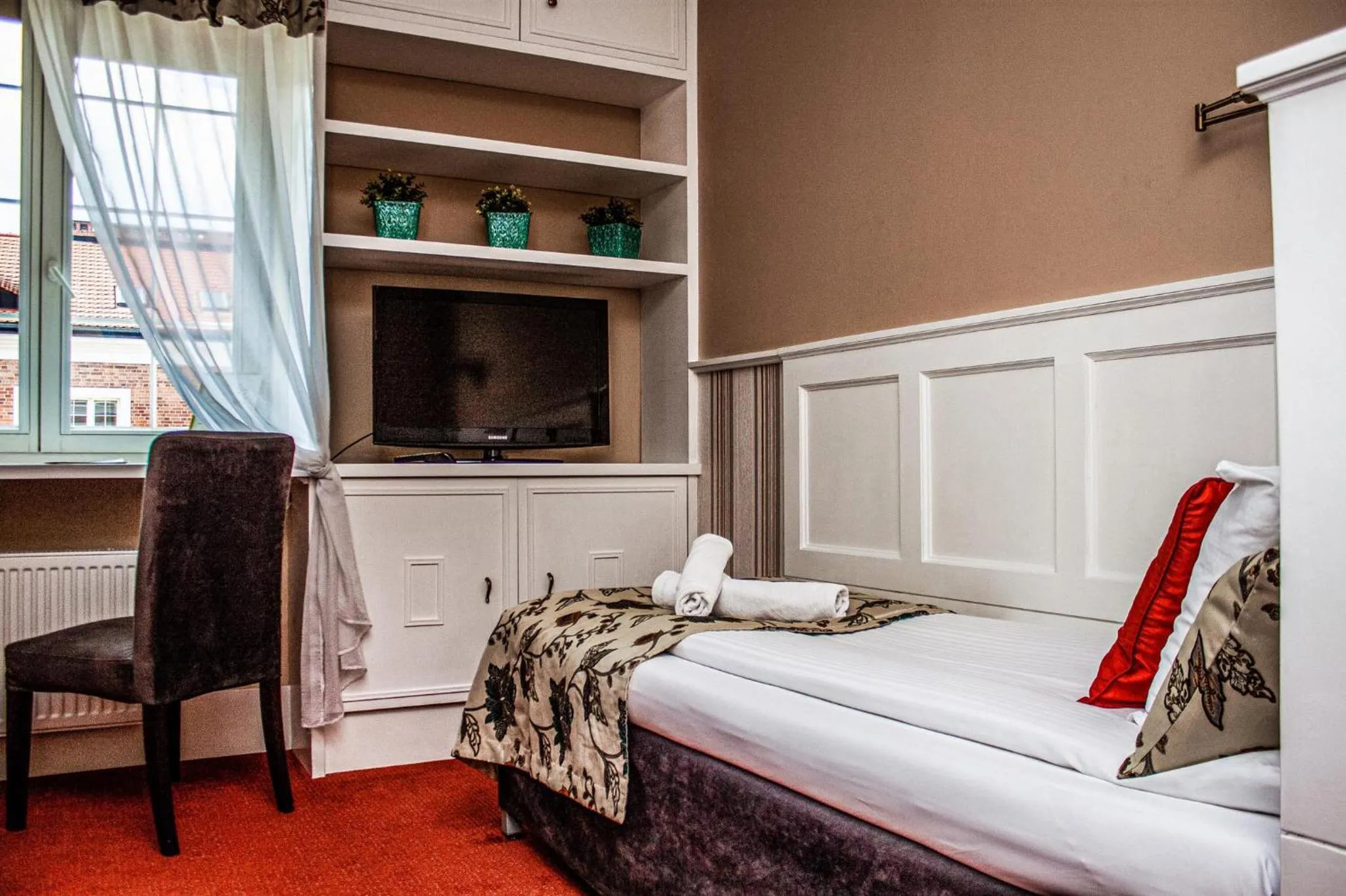 TV and multimedia, Bed in American House Hennela