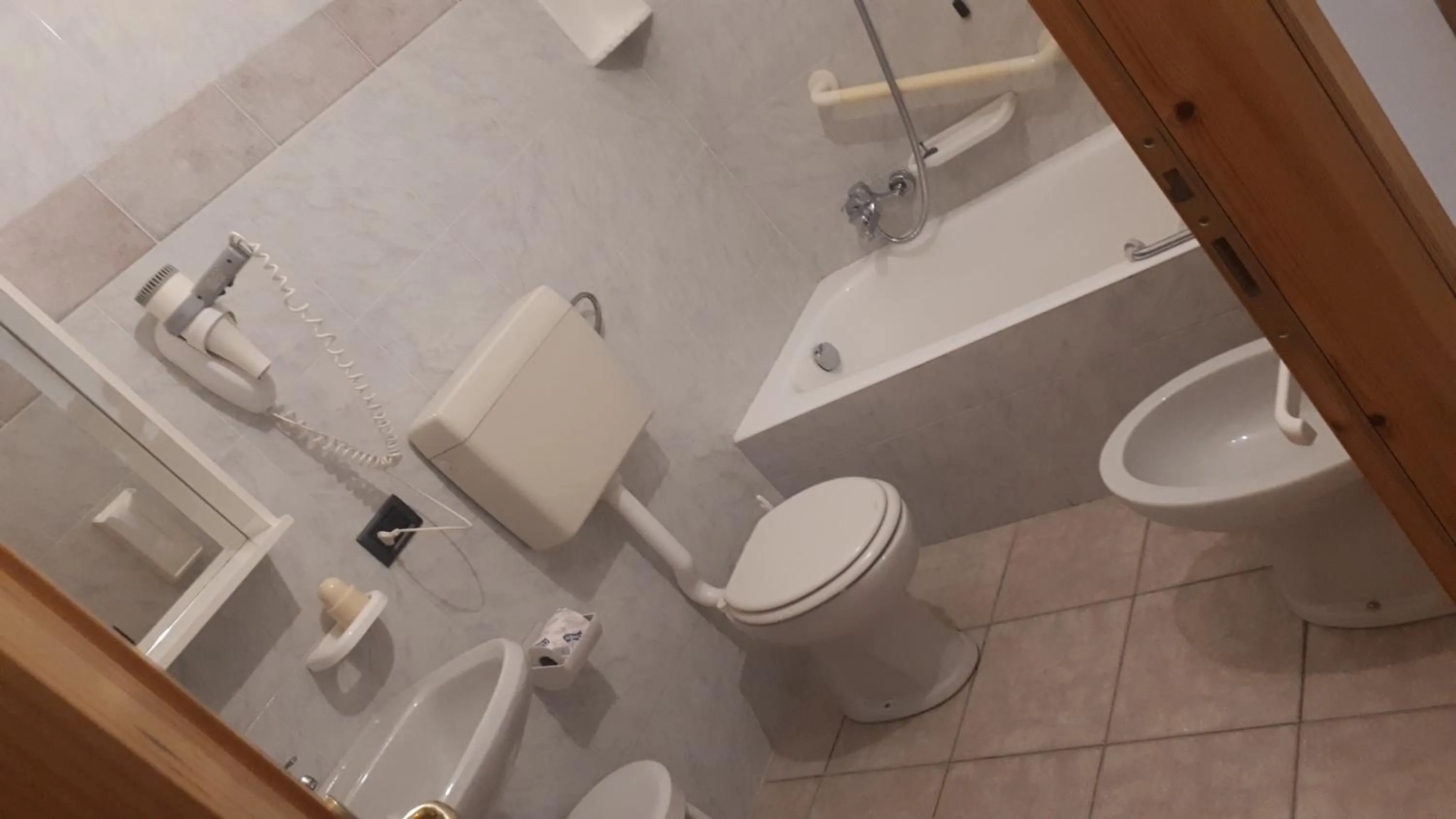 Bathroom in Albergo Legazzuolo Montecampione