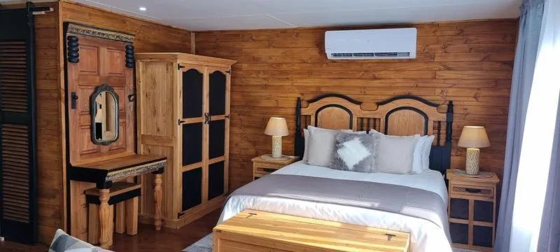 Bedroom, Bed in River Rock Lodge