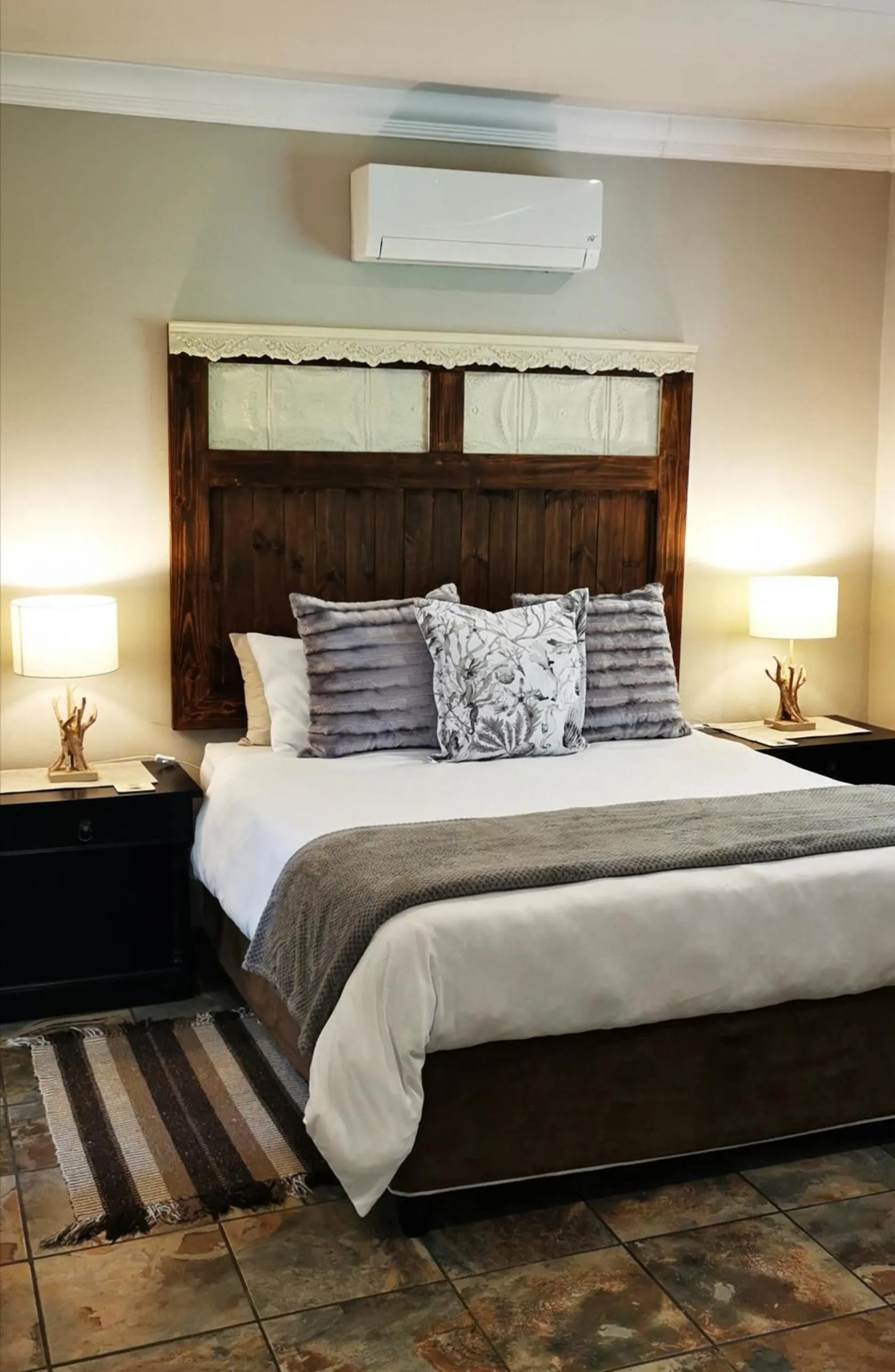 Bedroom, Bed in River Rock Lodge