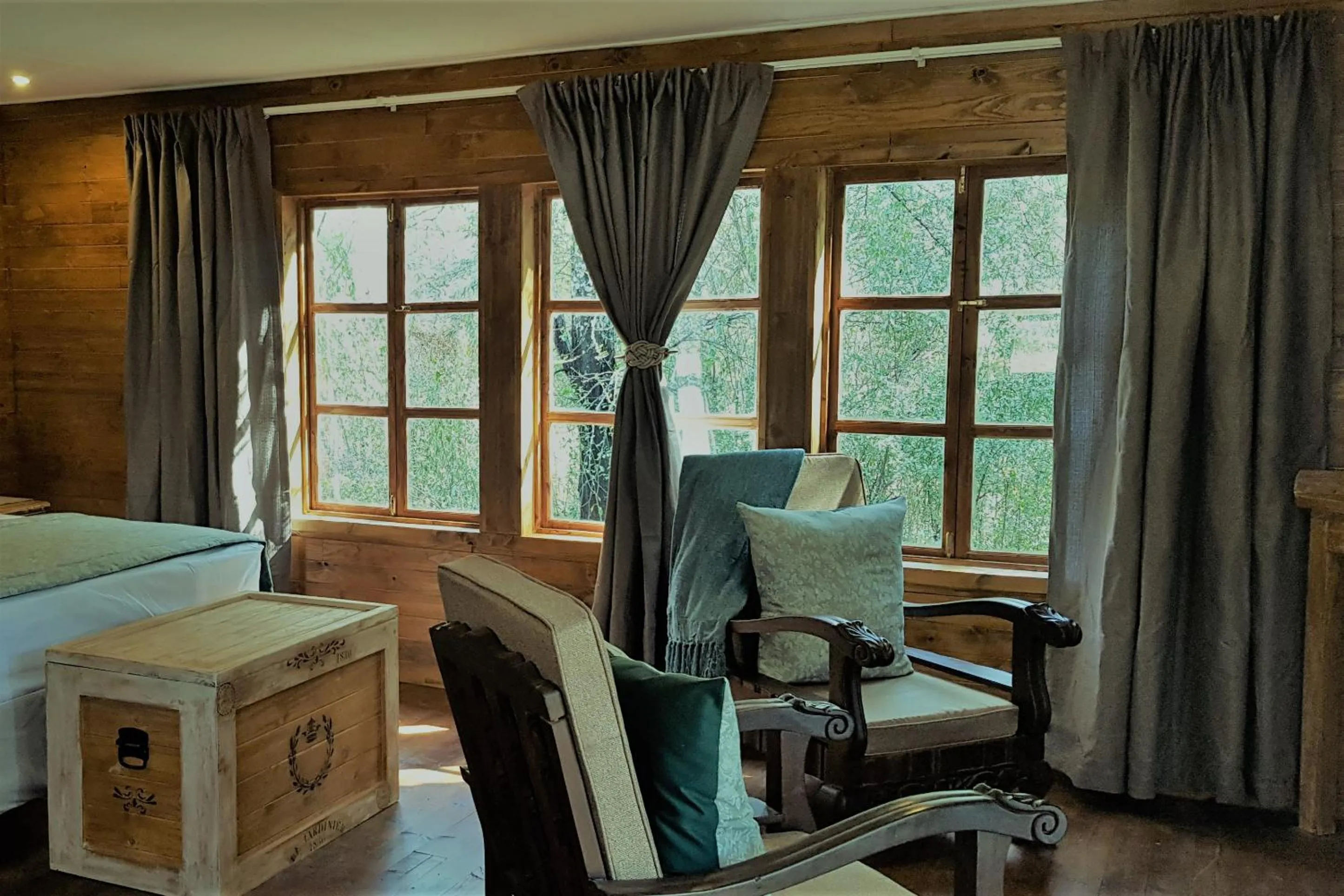 Seating area, Bed in River Rock Lodge