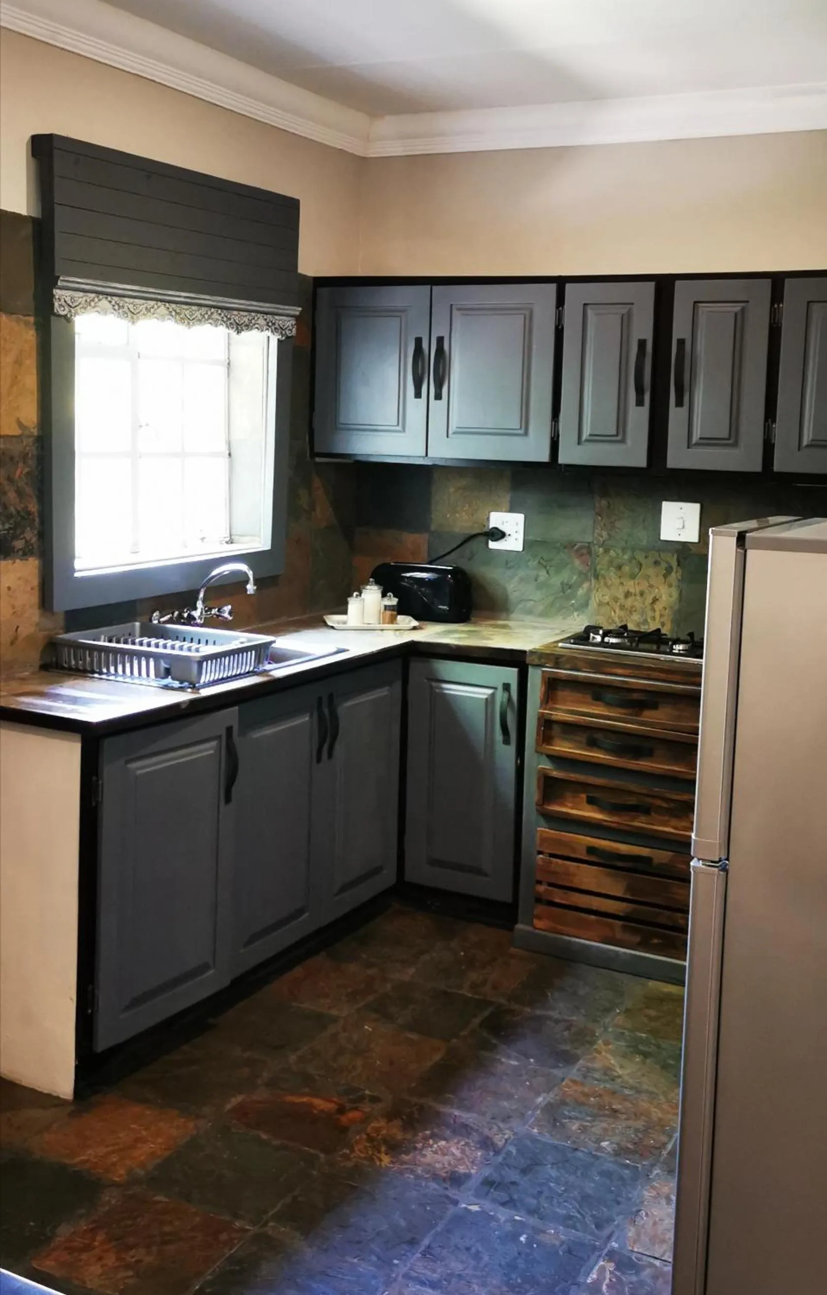 Kitchen or kitchenette in River Rock Lodge