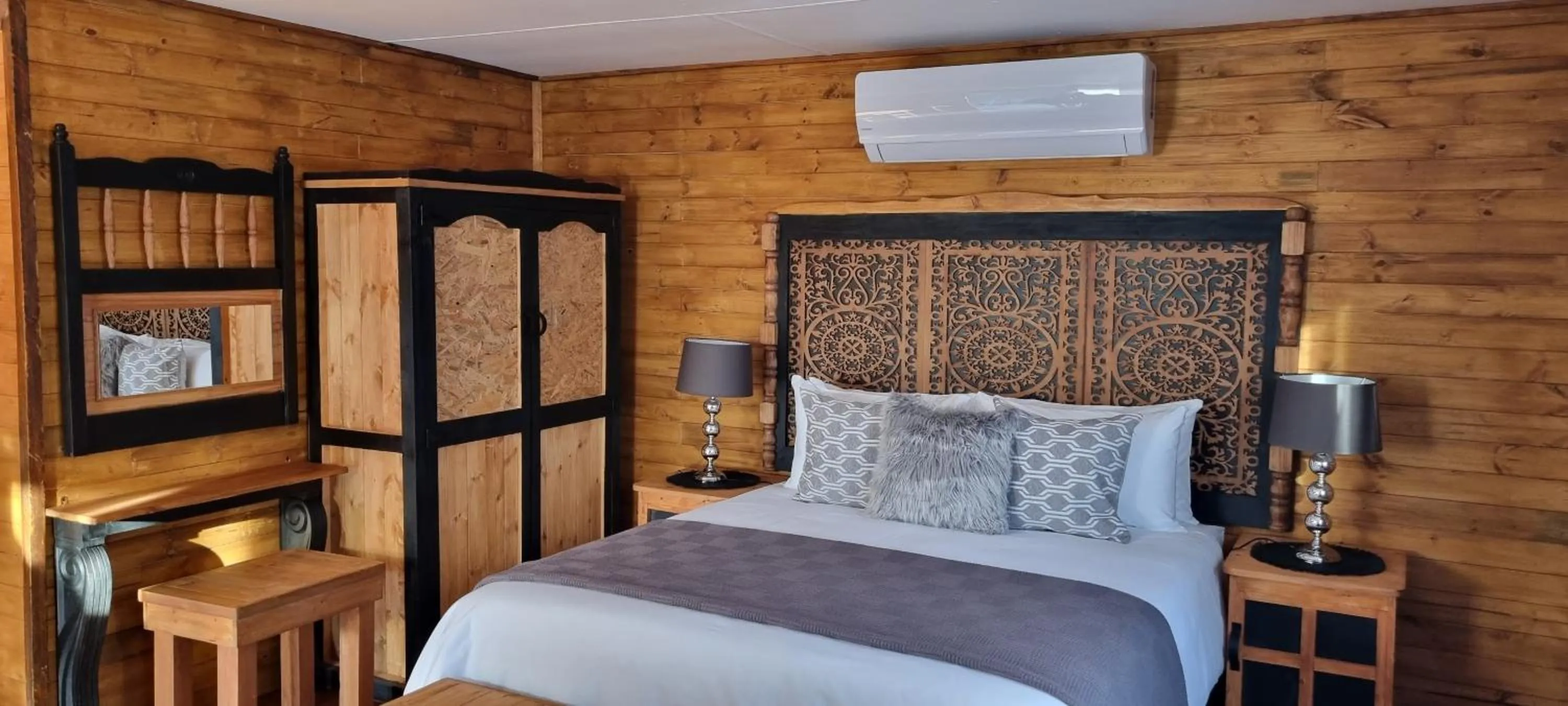 Bedroom, Bed in River Rock Lodge