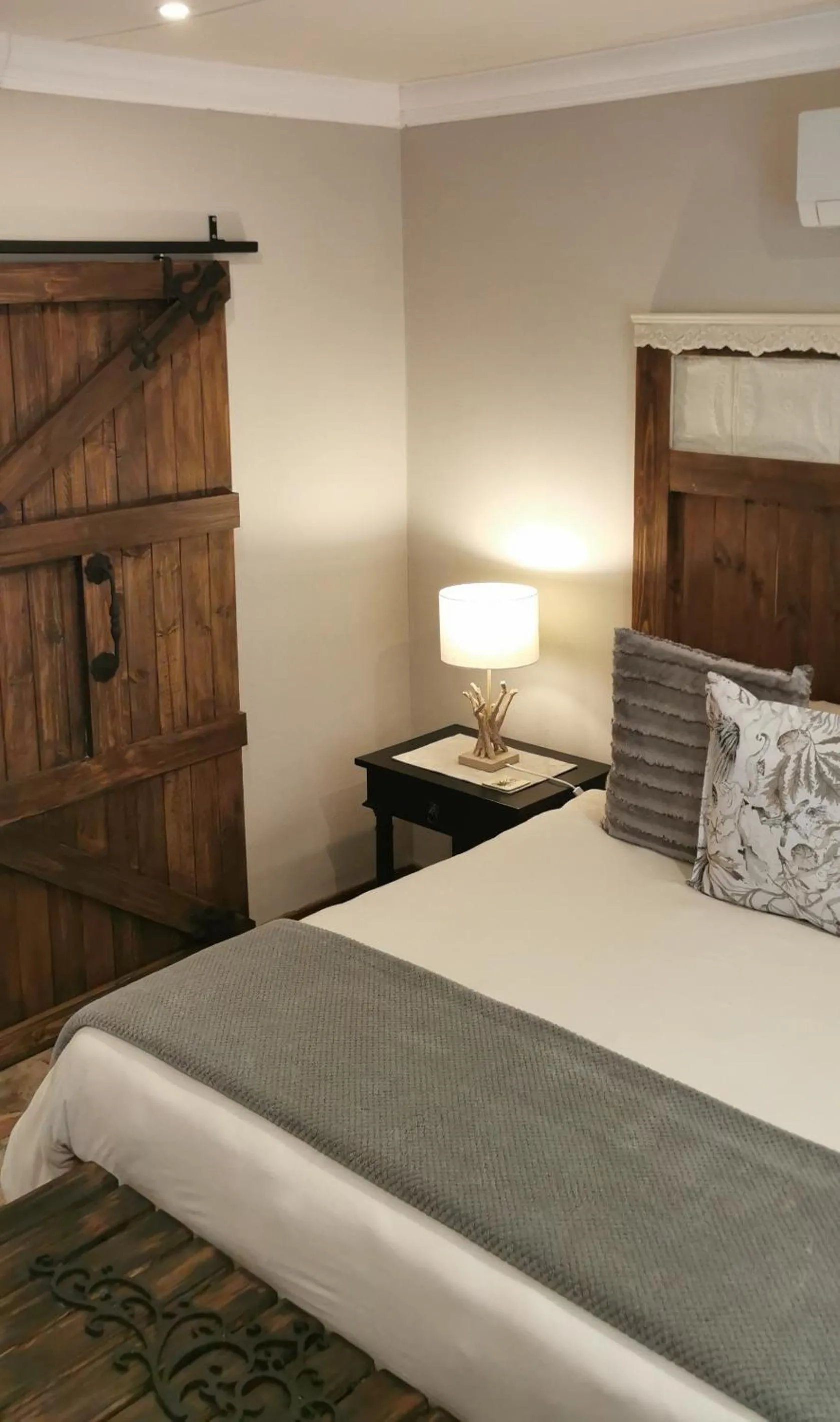 Bedroom, Bed in River Rock Lodge