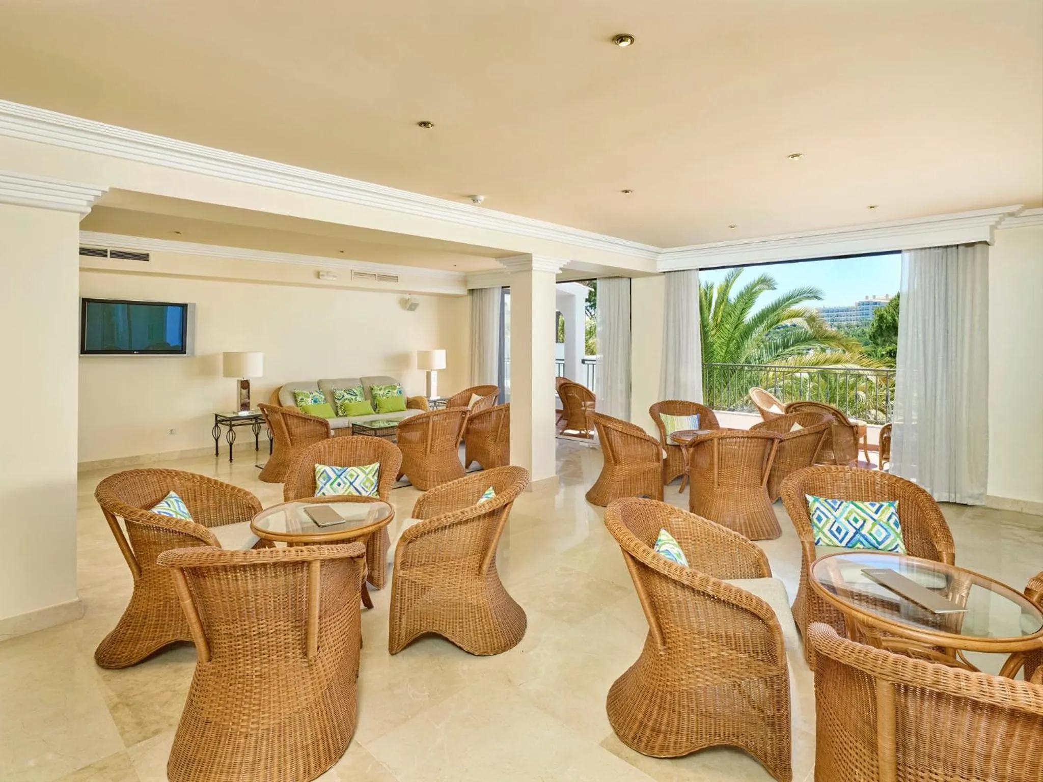 Communal lounge/ TV room in Ria Park Garden Hotel