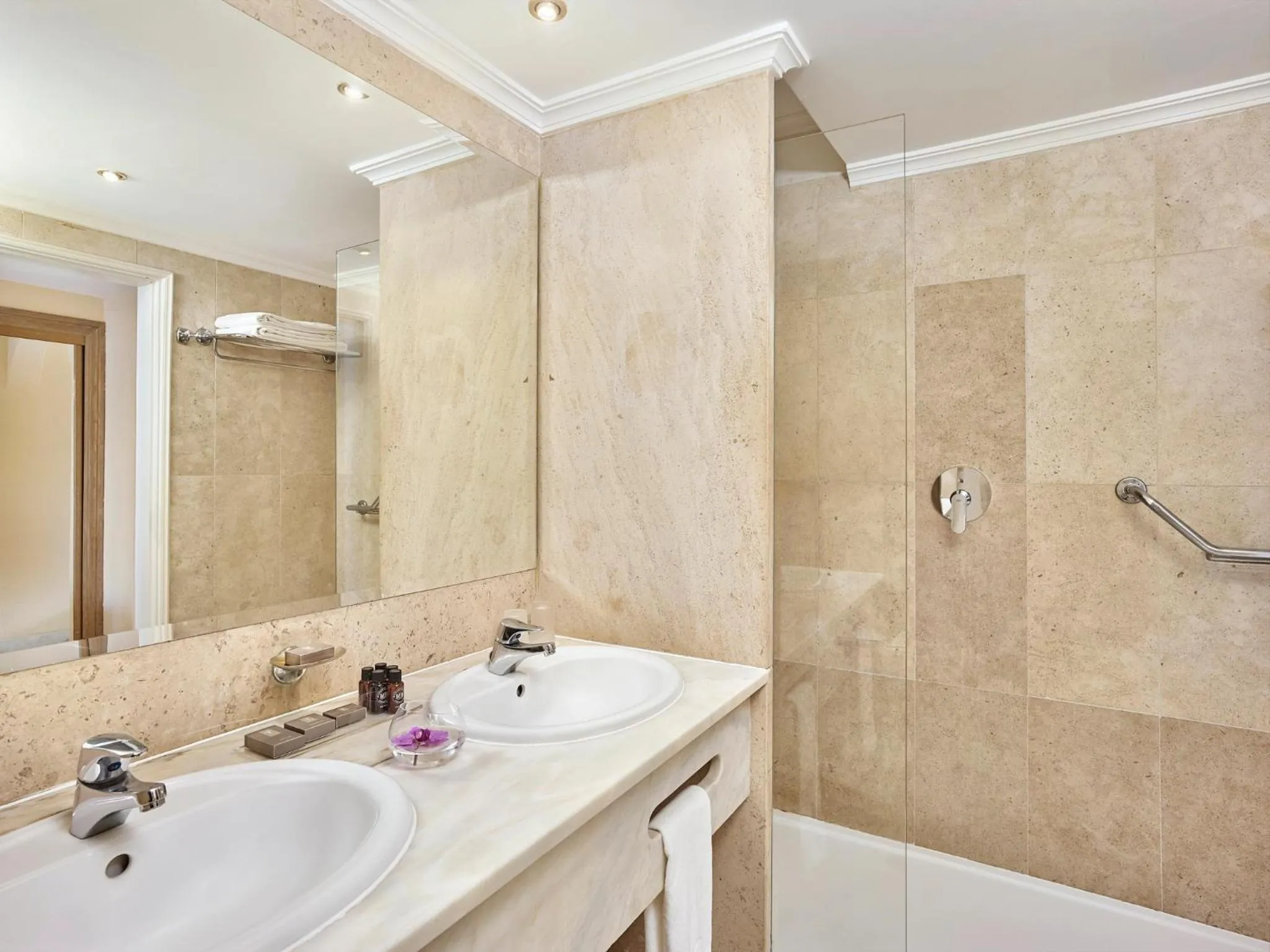 Bathroom in Ria Park Garden Hotel