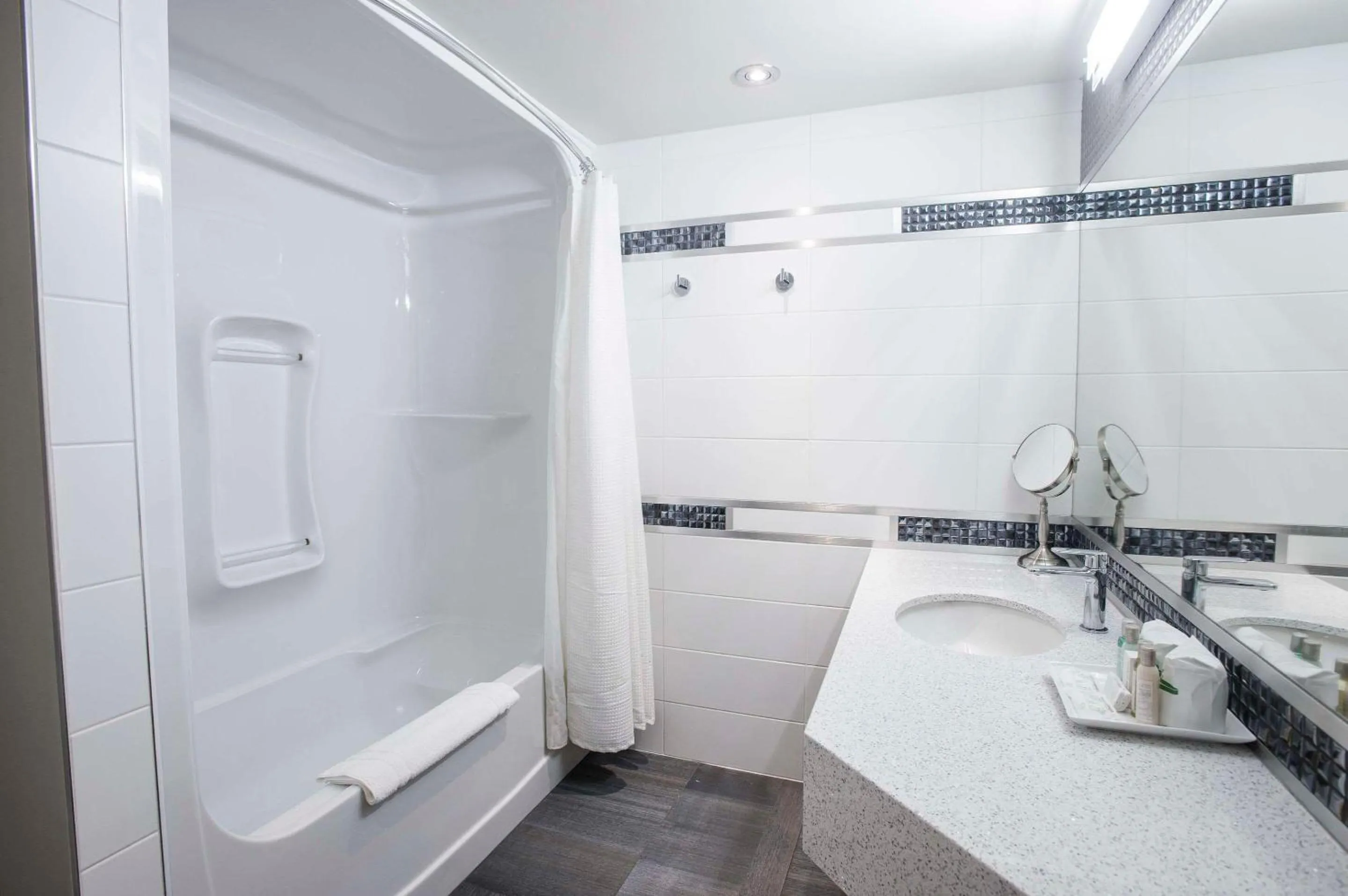 Bedroom in Le Noranda Hotel & Spa, an Ascend Collection Hotel