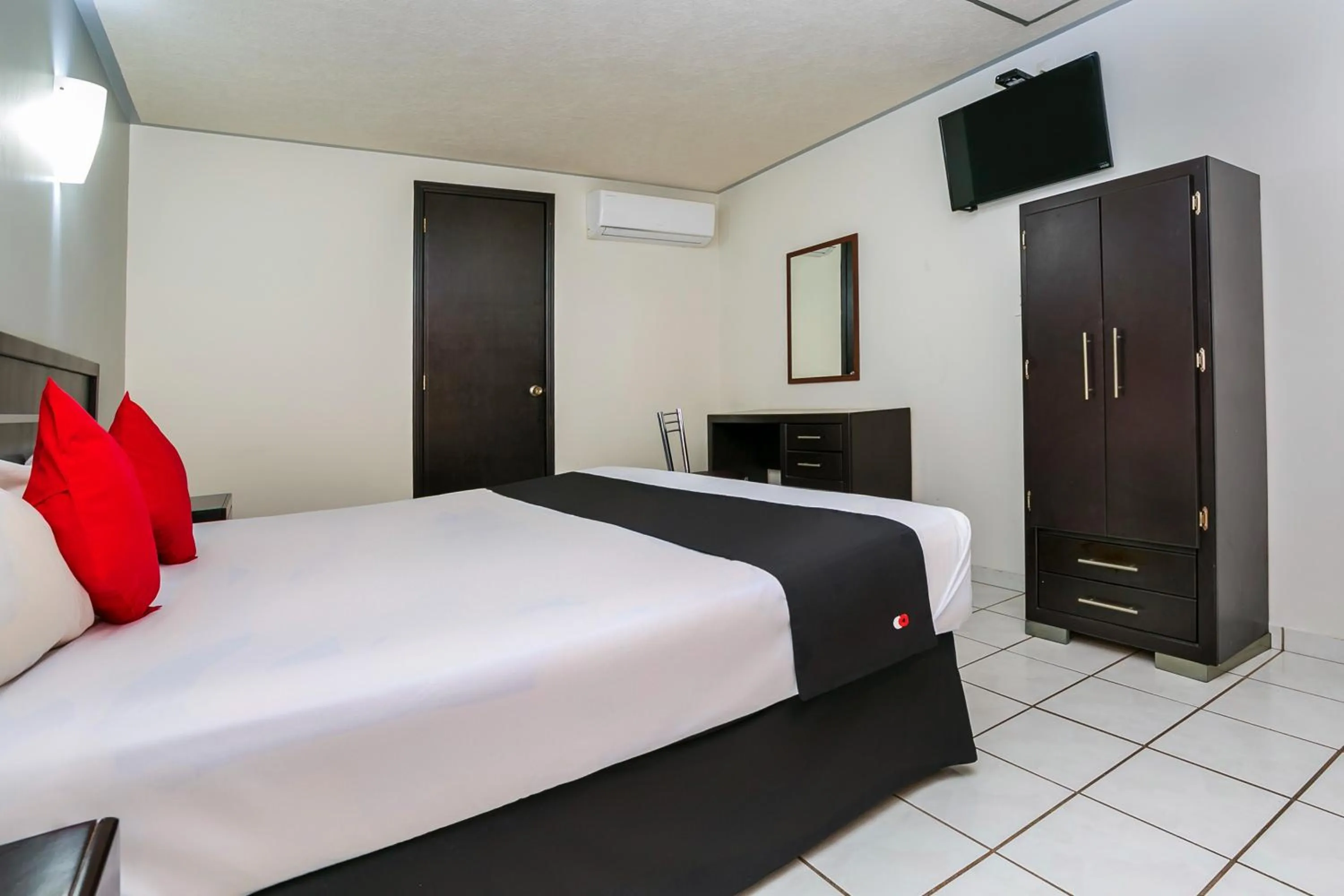 Bedroom, Bed in Capital O Hotel Victoria Morelia