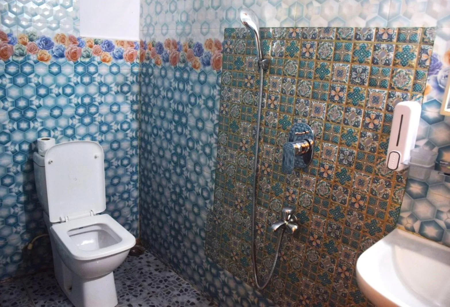 Shower in LaligurasVilla Beachside Escape - 100m to Beach