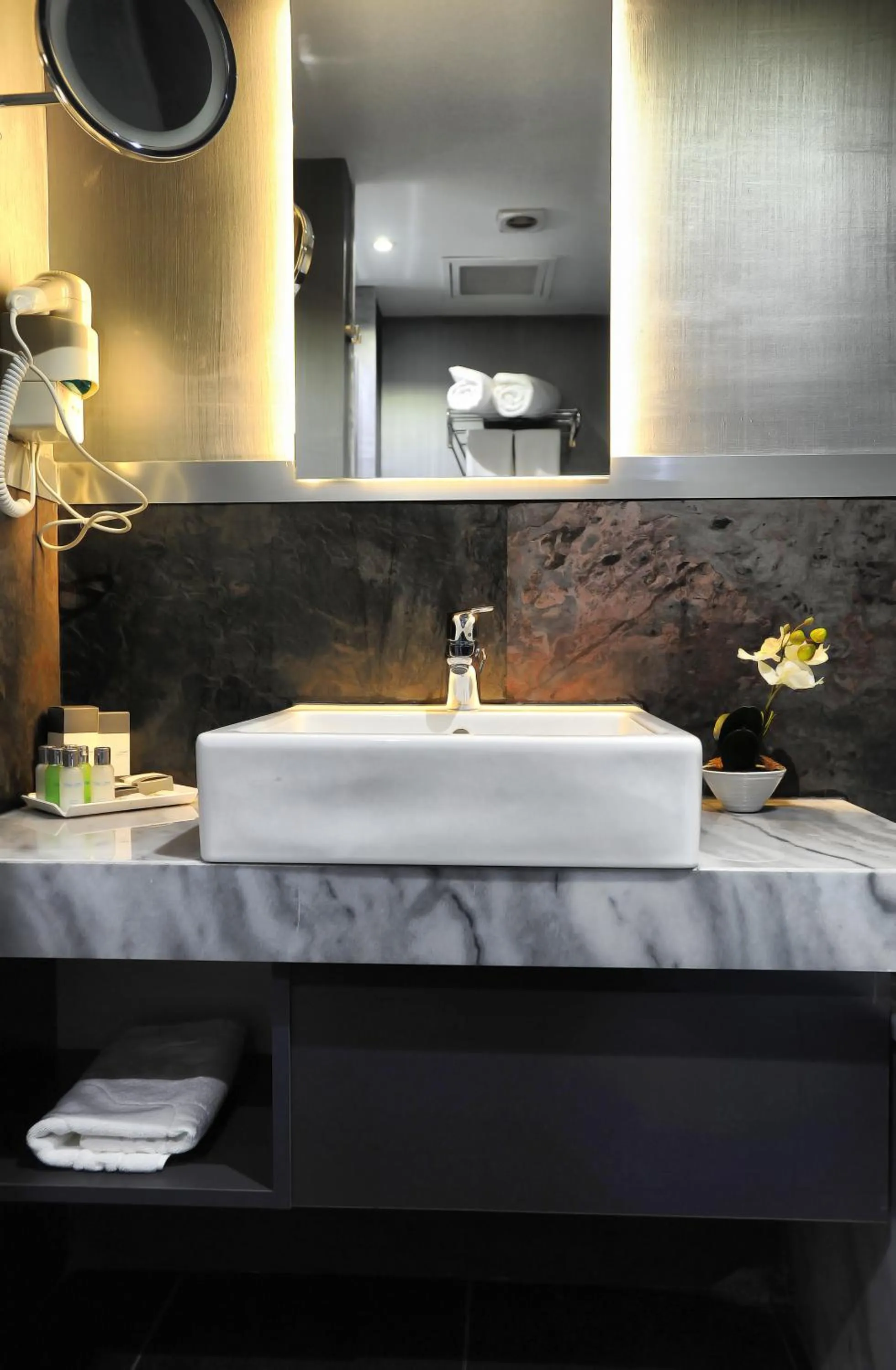 Bathroom in Akoni Hotel