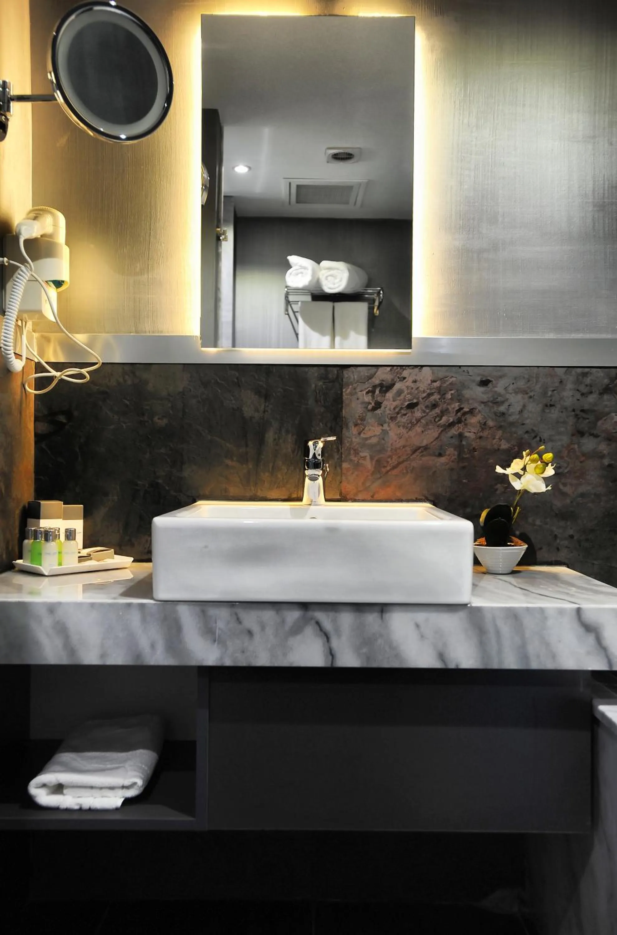 Bathroom in Akoni Hotel