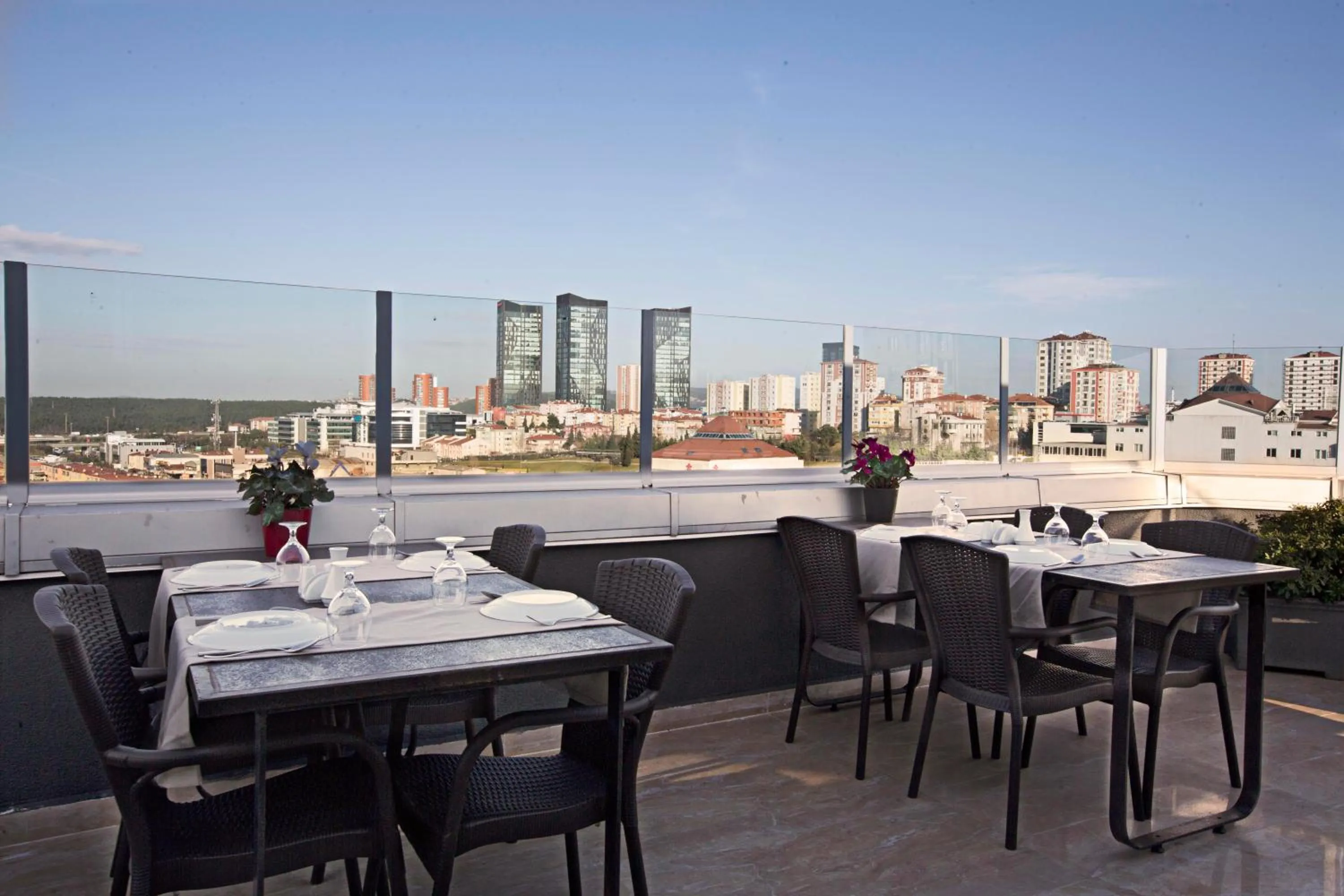 Restaurant/places to eat in Akoni Hotel