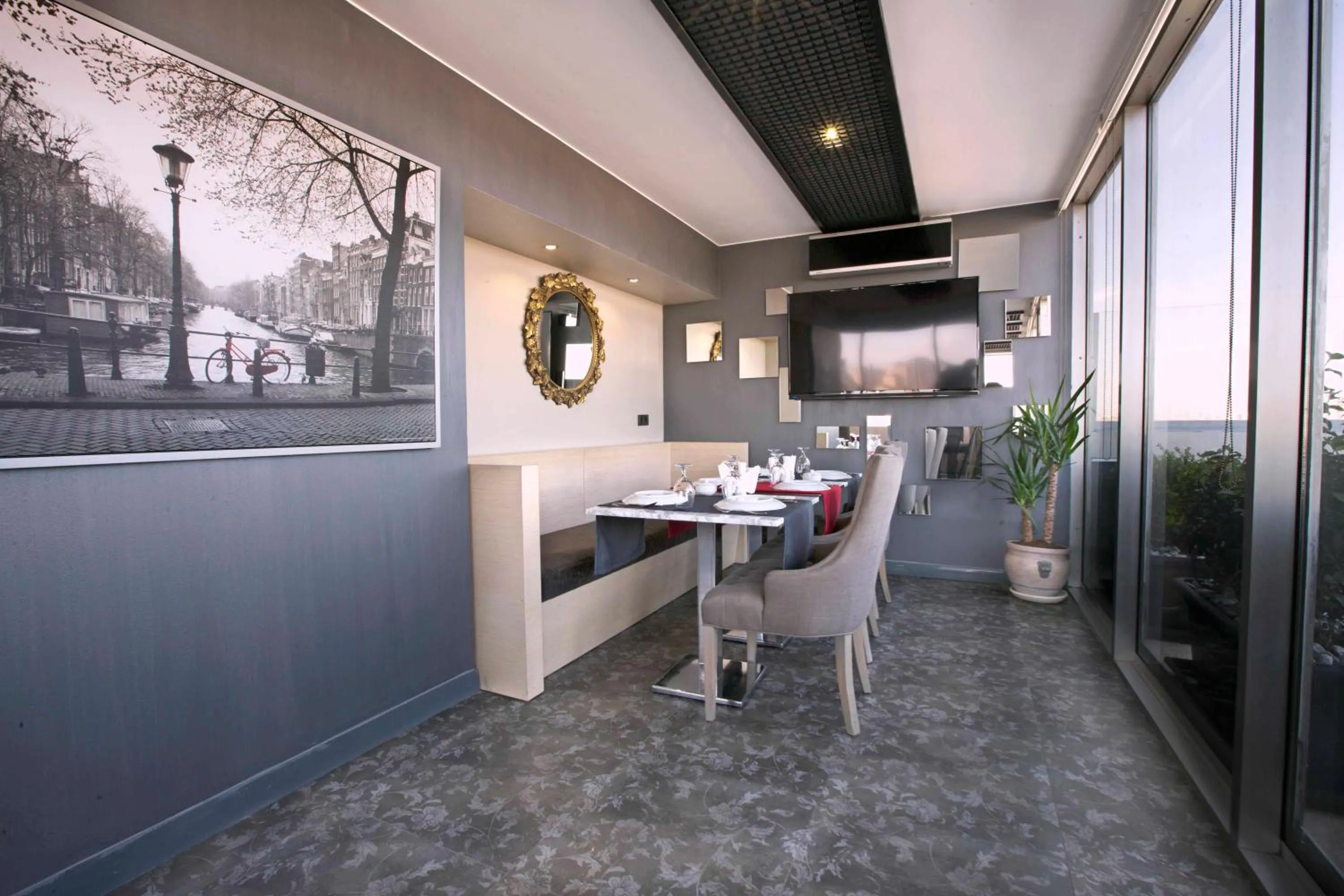 Restaurant/places to eat in Akoni Hotel