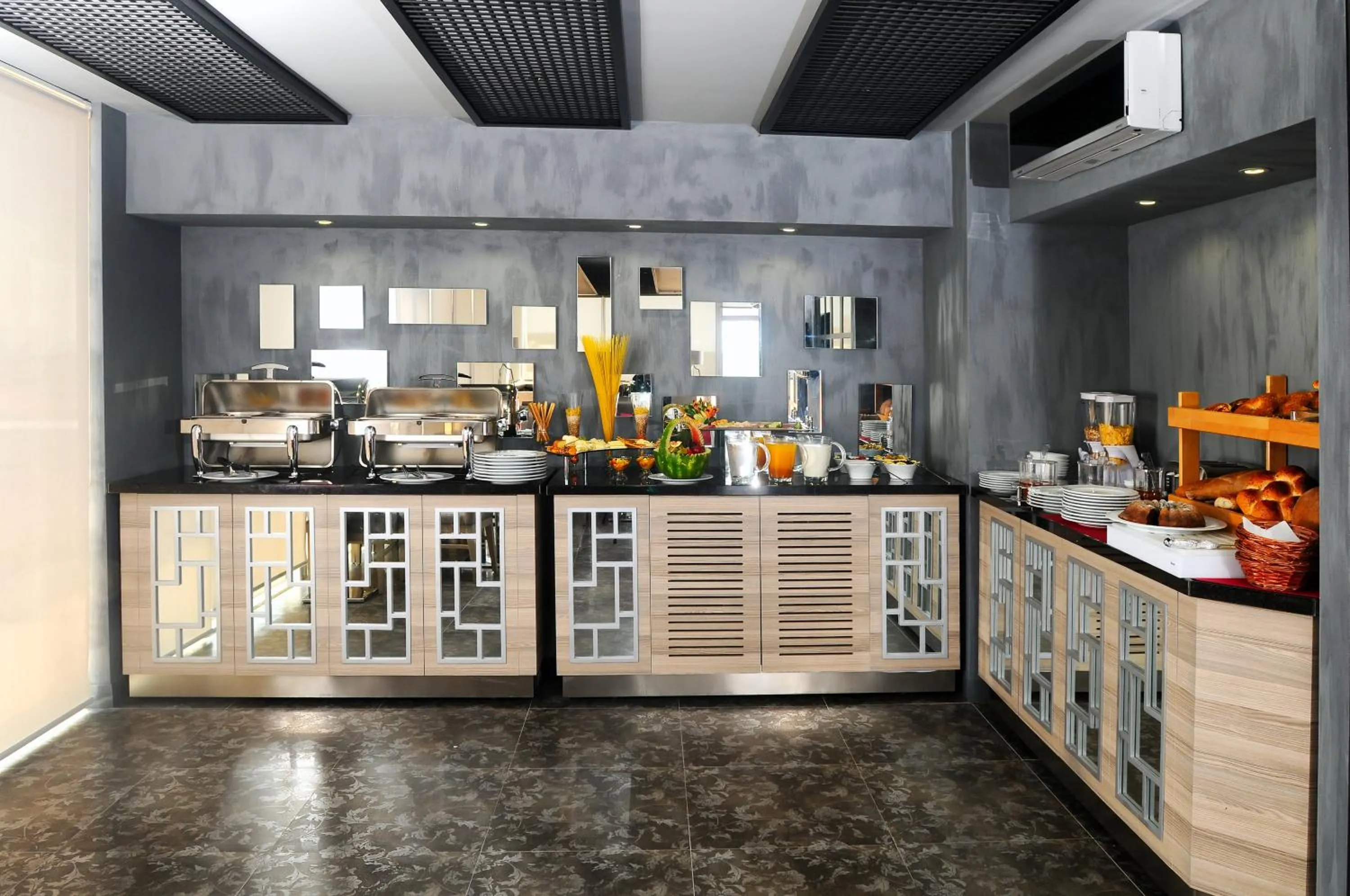 Restaurant/places to eat in Akoni Hotel