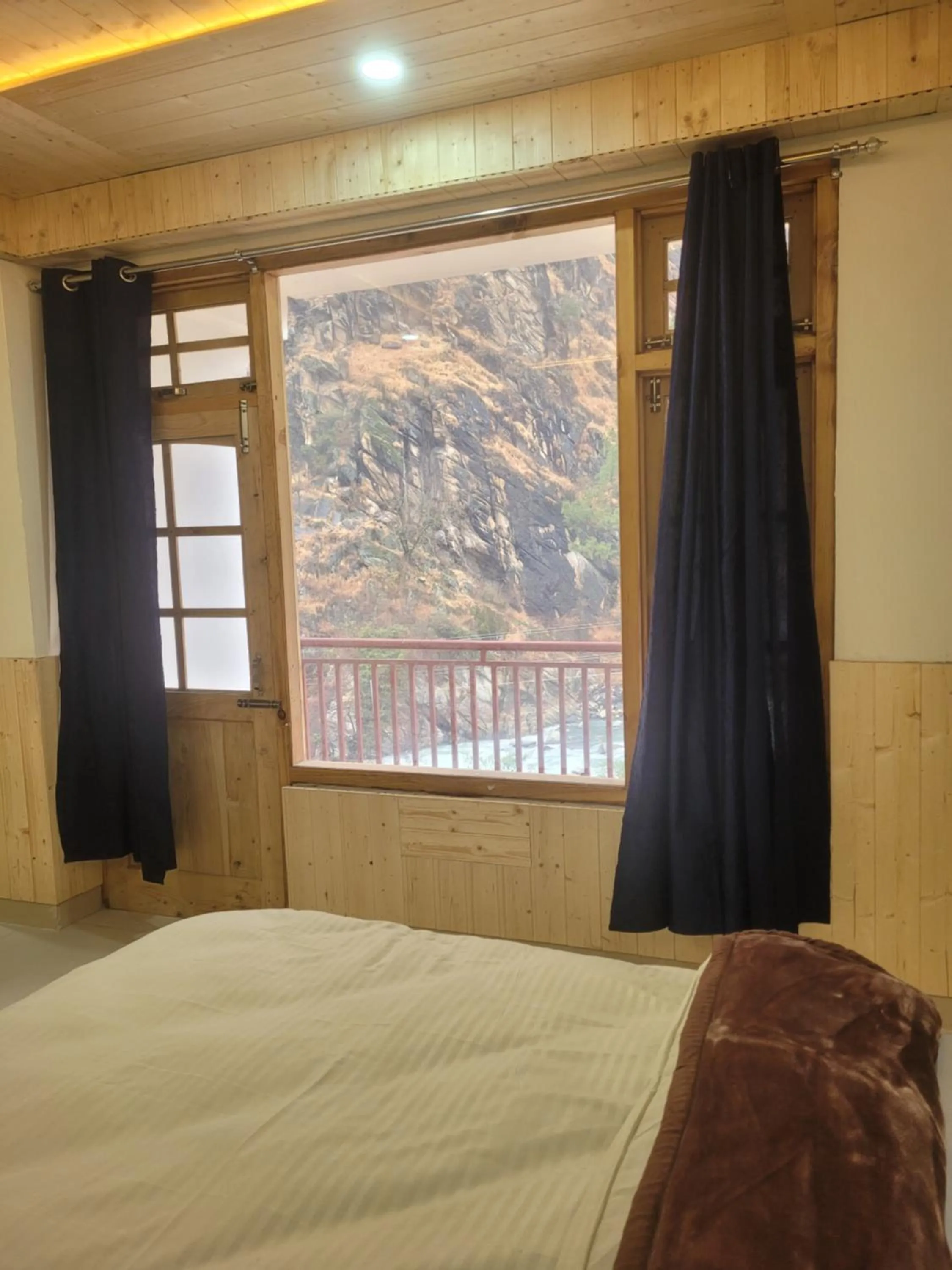 Bed in Whoopers Hostel Kasol