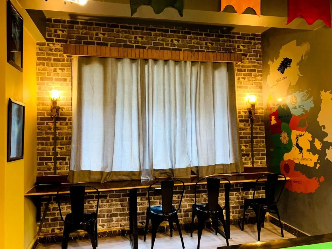 Communal lounge/ TV room in Whoopers Hostel Kasol