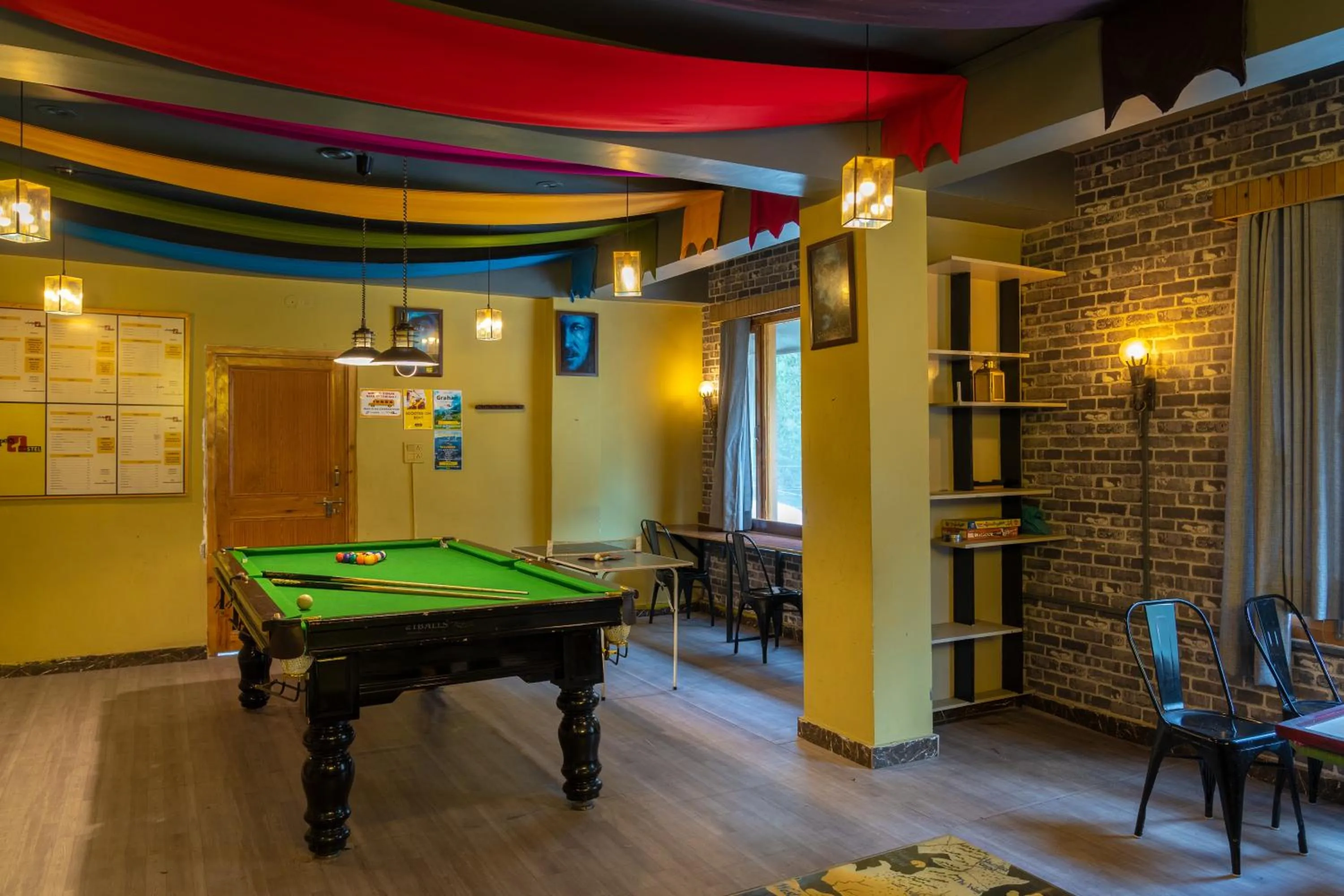 Communal lounge/ TV room in Whoopers Hostel Kasol