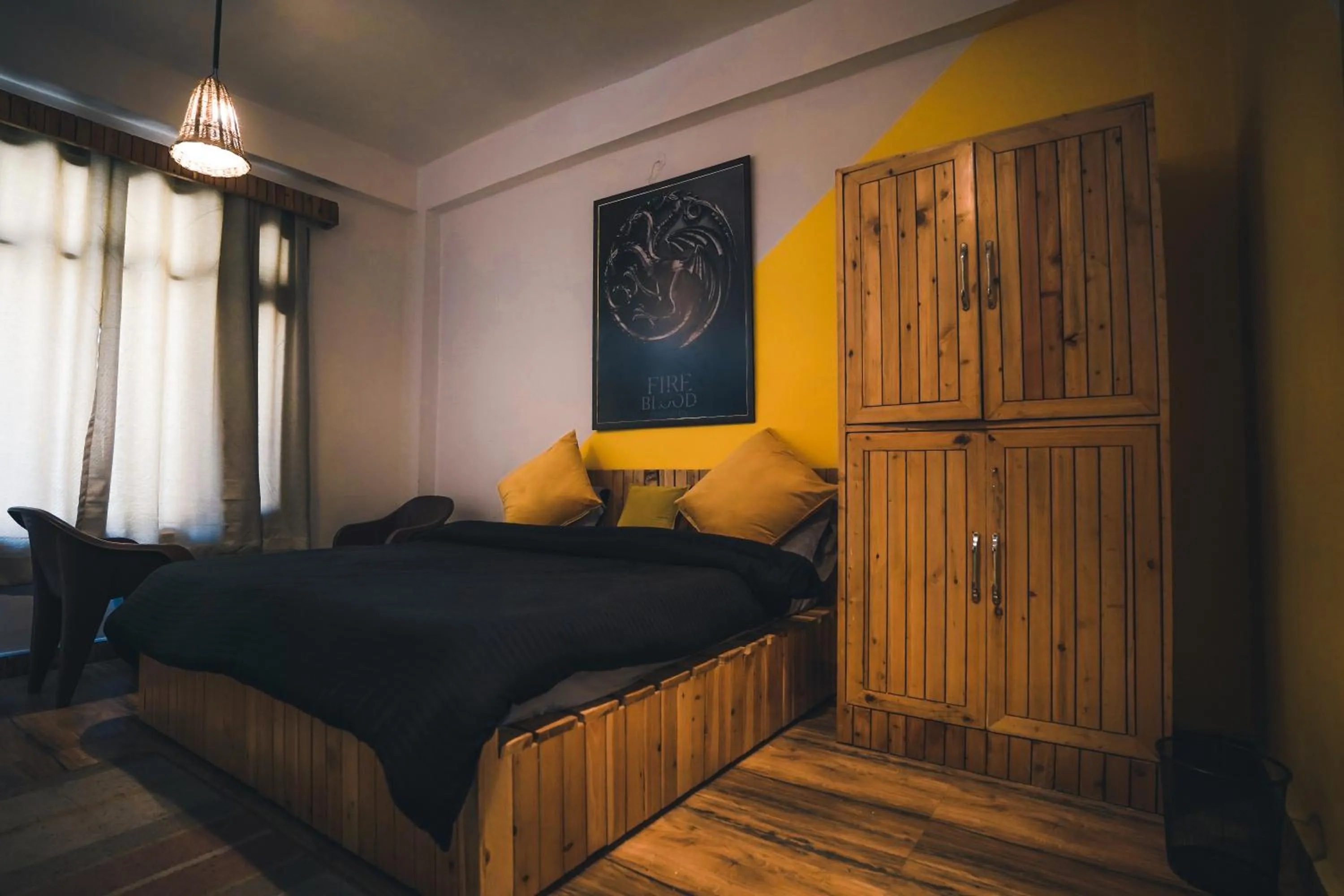 Photo of the whole room, Bed in Whoopers Hostel Kasol