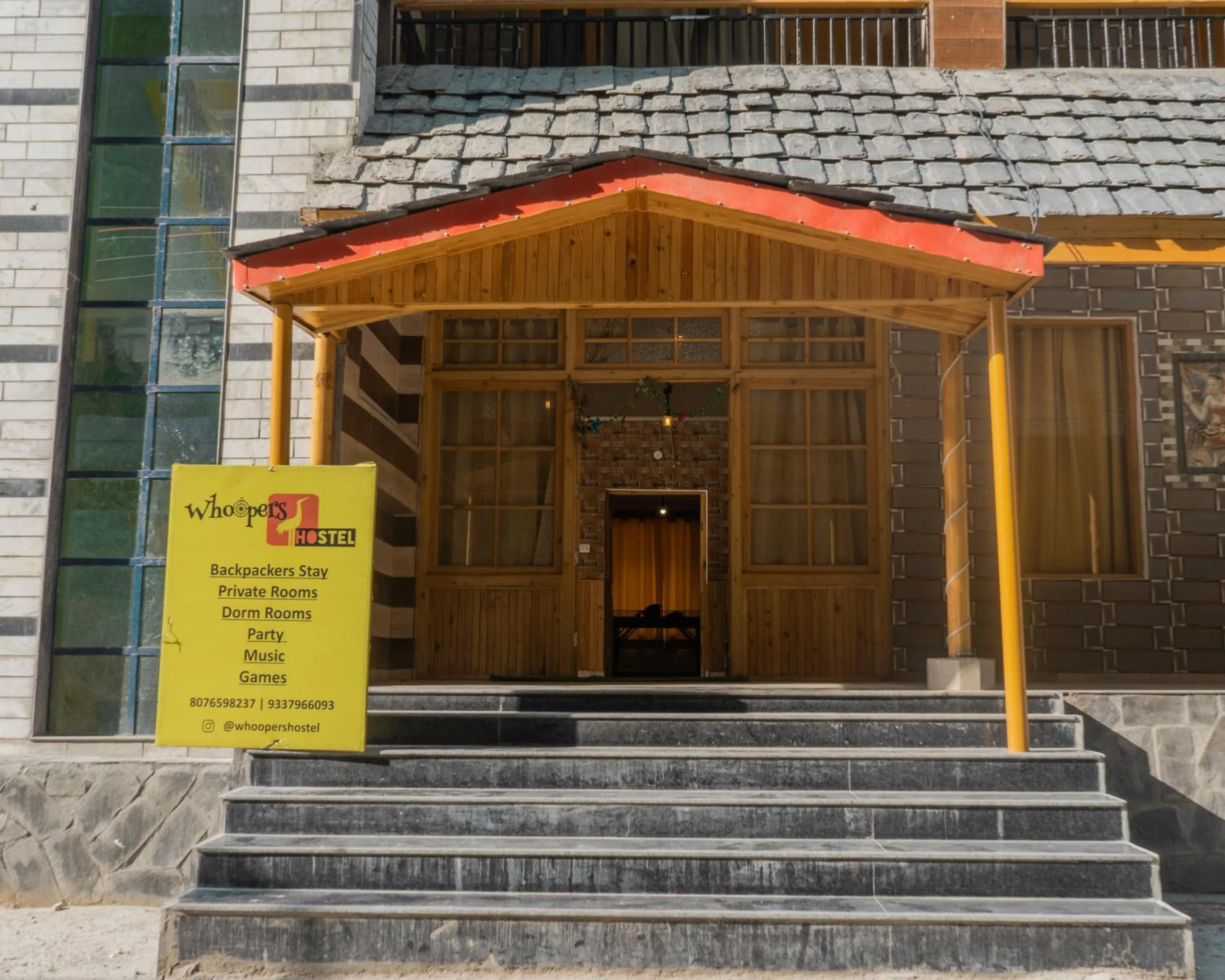 Facade/entrance in Whoopers Hostel Kasol