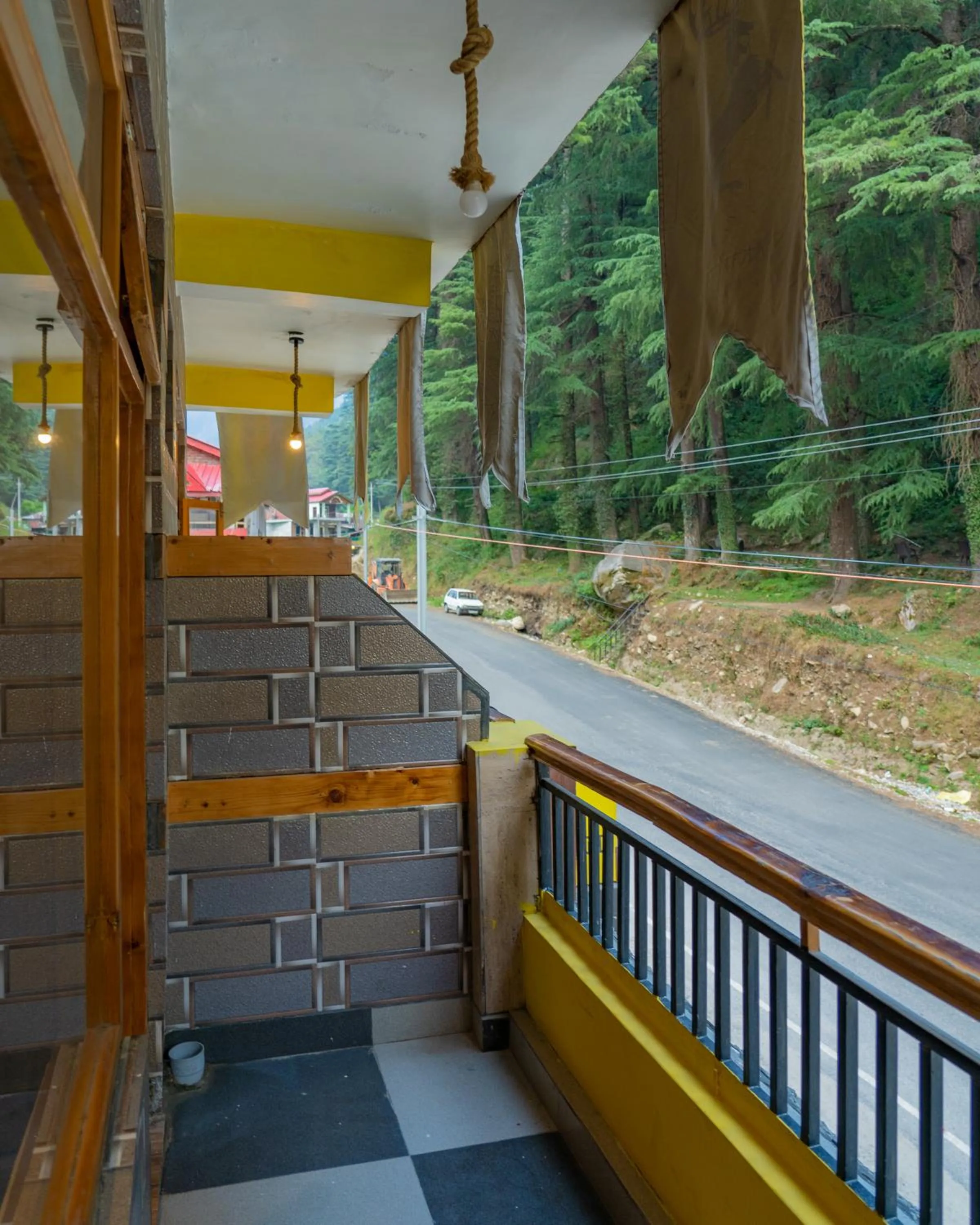 Balcony/Terrace in Whoopers Hostel Kasol