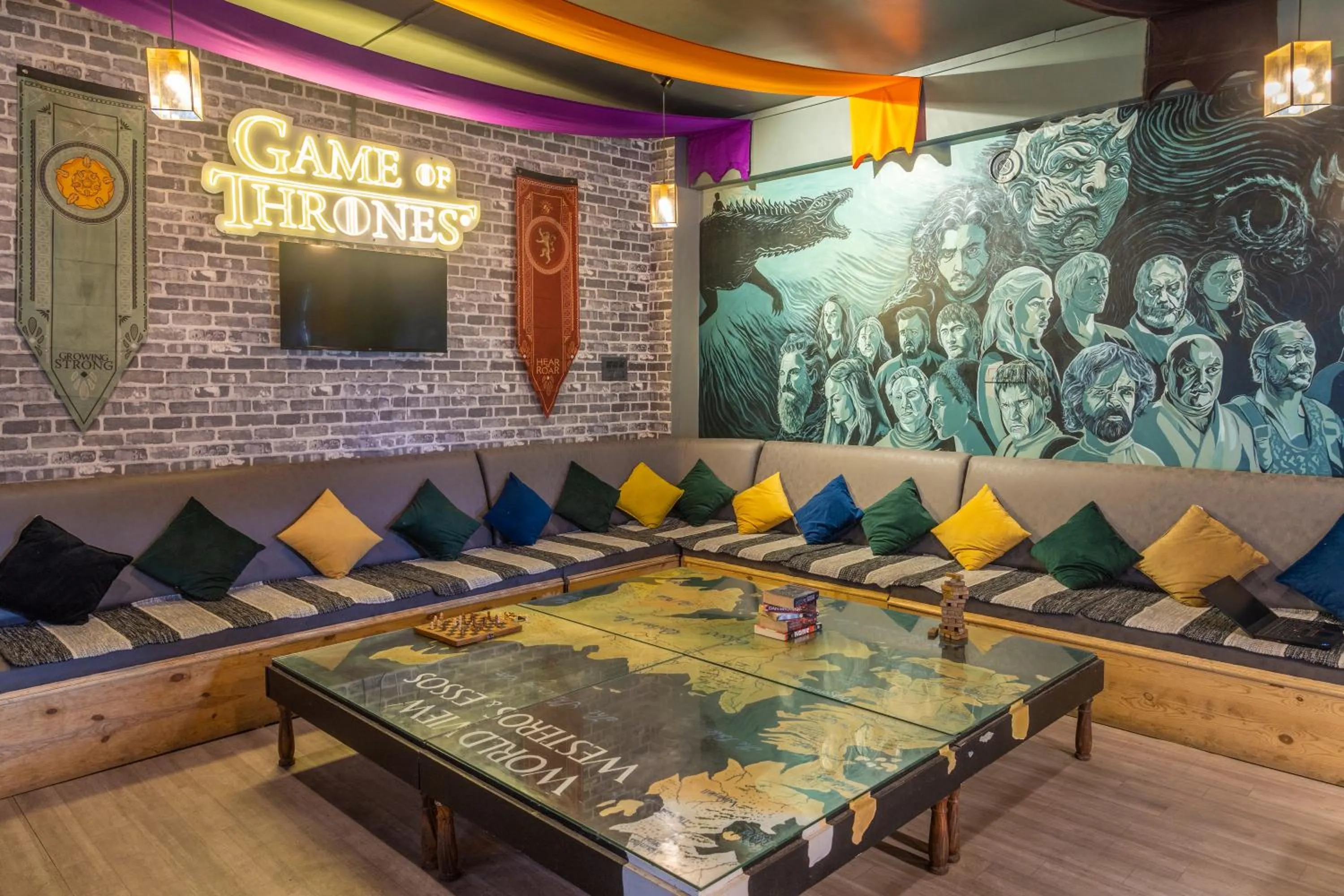 Seating area in Whoopers Hostel Kasol