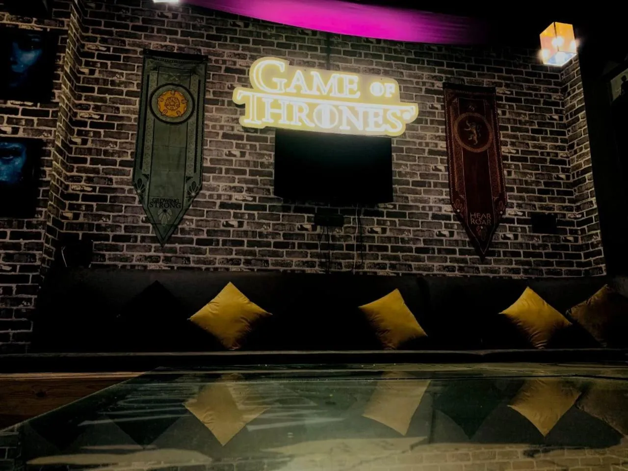 Communal lounge/ TV room in Whoopers Hostel Kasol