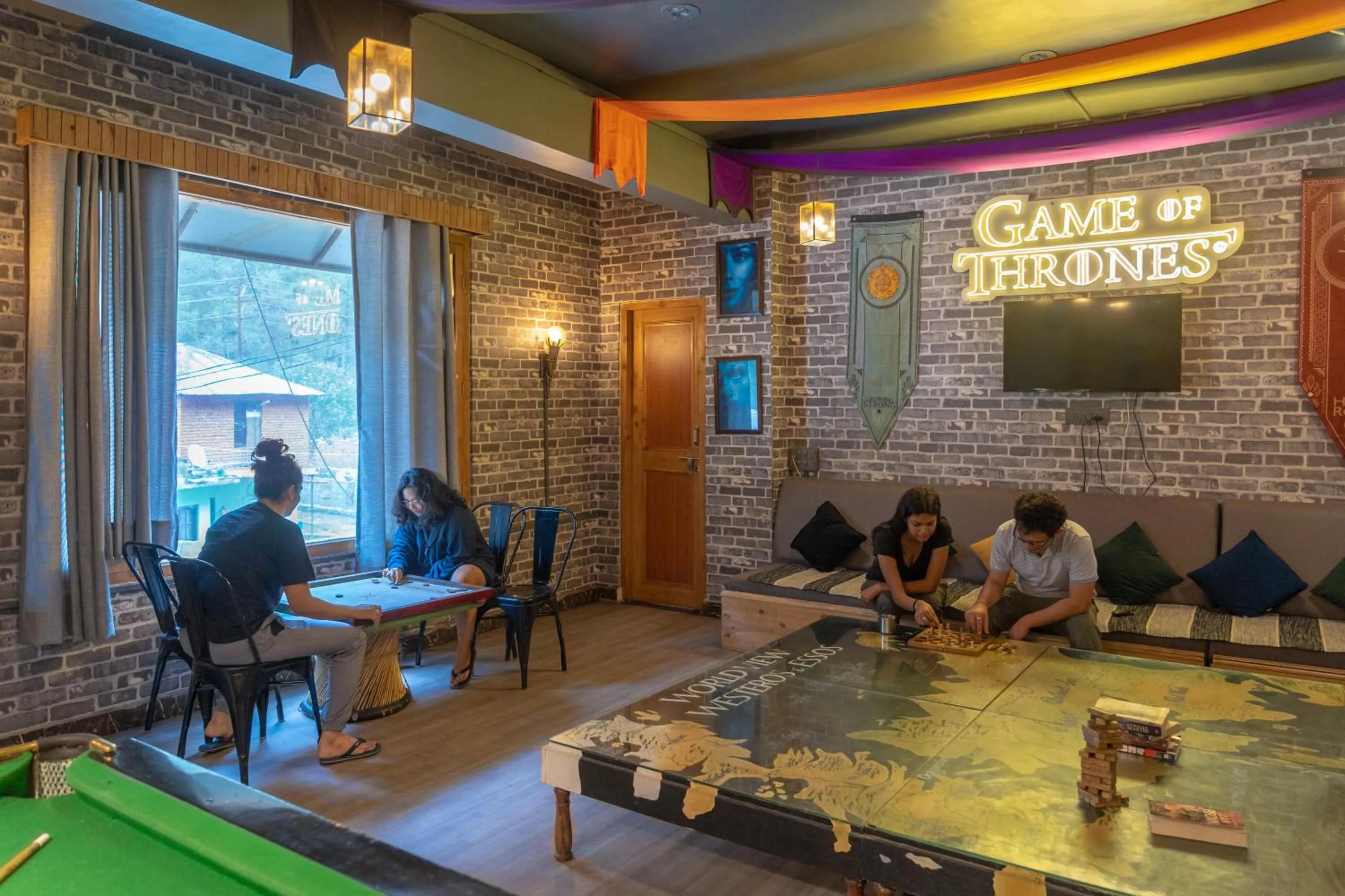 Seating area in Whoopers Hostel Kasol