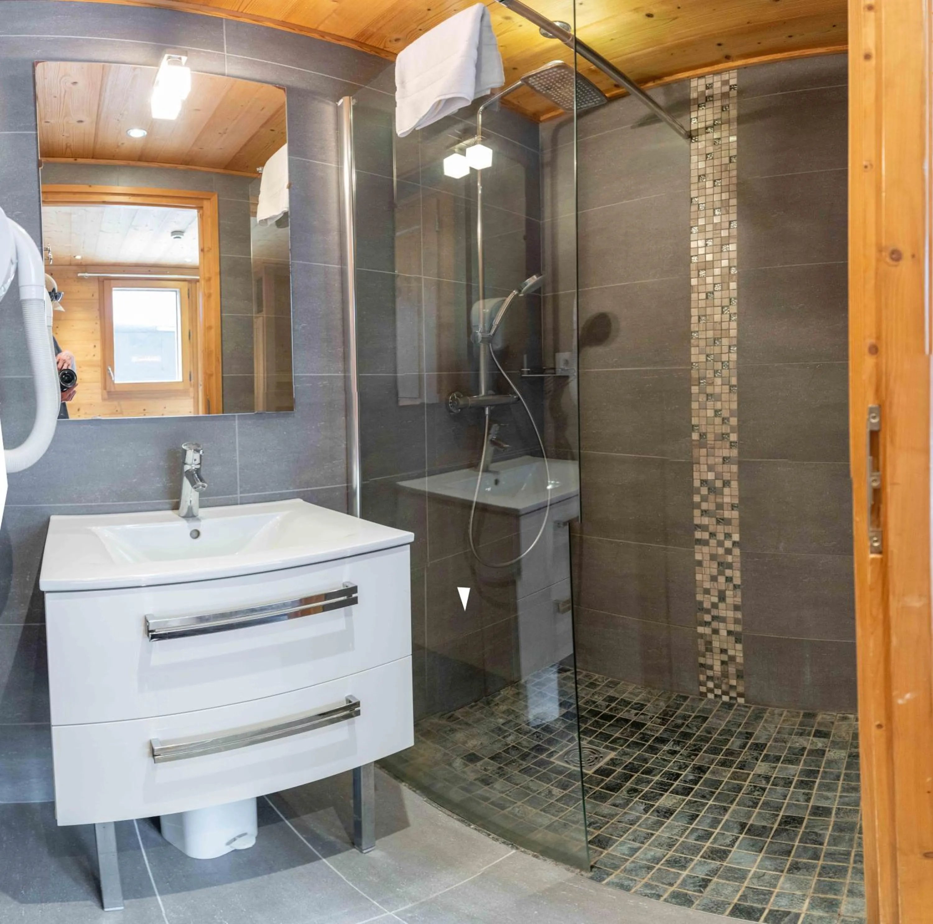 Four-Bedroom Chalet in Les Chalets d'Adelphine & SPA